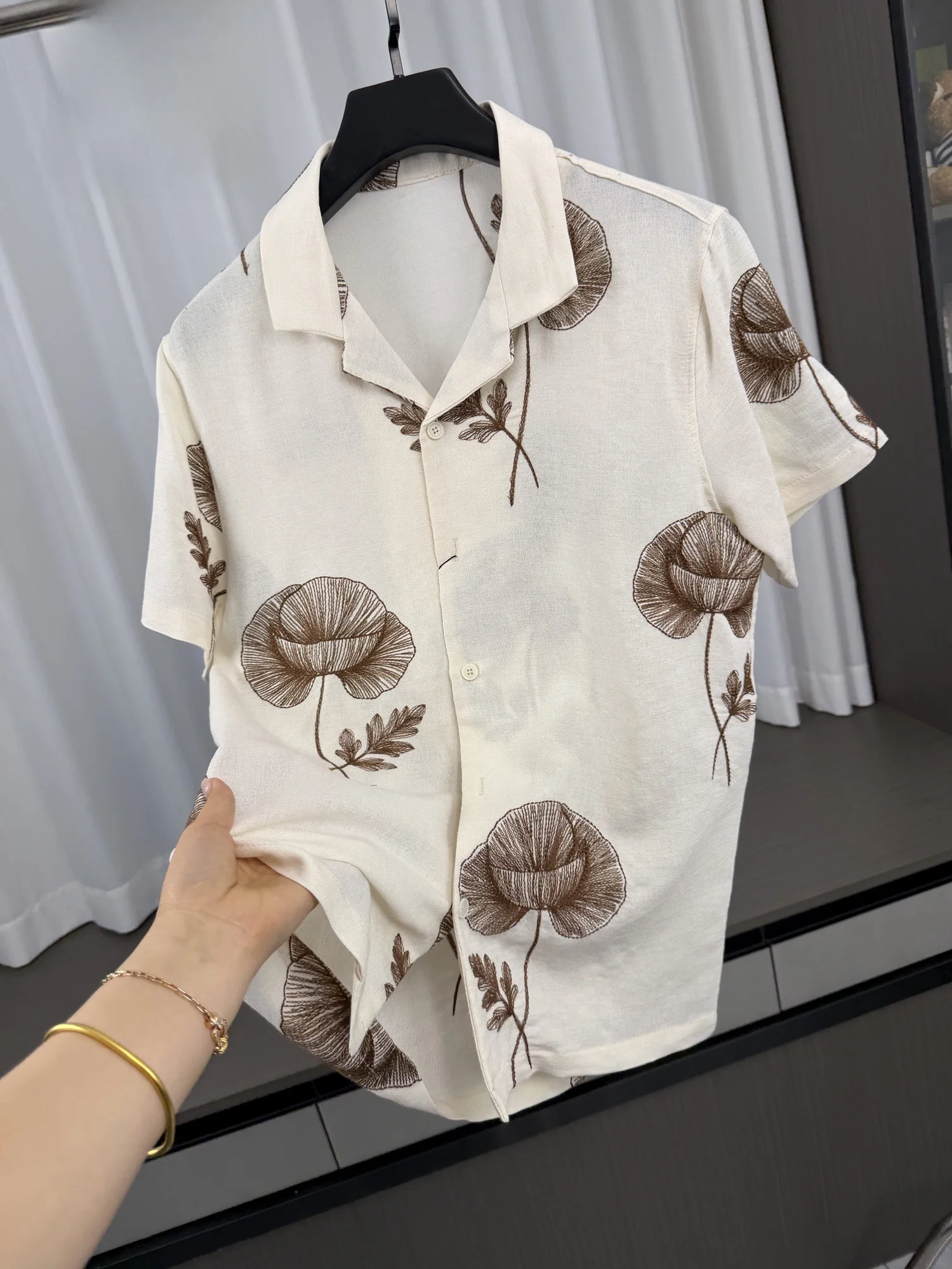 Fashionable Embroidered Casual Loose Short Sleeve Men's Shirt Breathable Cuban Collar Summer Shirt Floral Stitching Shirt
Fashionable Embroidered Casual Loose Short Sleeve Men's Shirt Breathable Cuban Collar Summer Shirt Floral Stitching Shirt