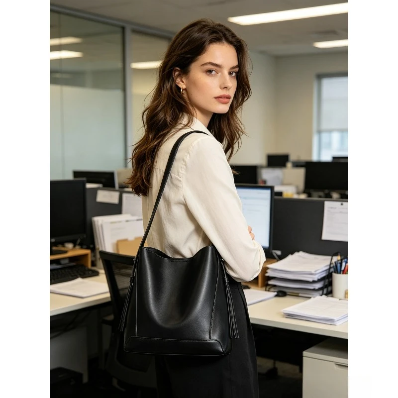 Elegant PU Shoulder Bag Minimalist Bucket Bag Versatile Underarm Tote For Ladies Daily Wear
Elegant PU Shoulder Bag Minimalist Bucket Bag Versatile Underarm Tote For Ladies Daily Wear
