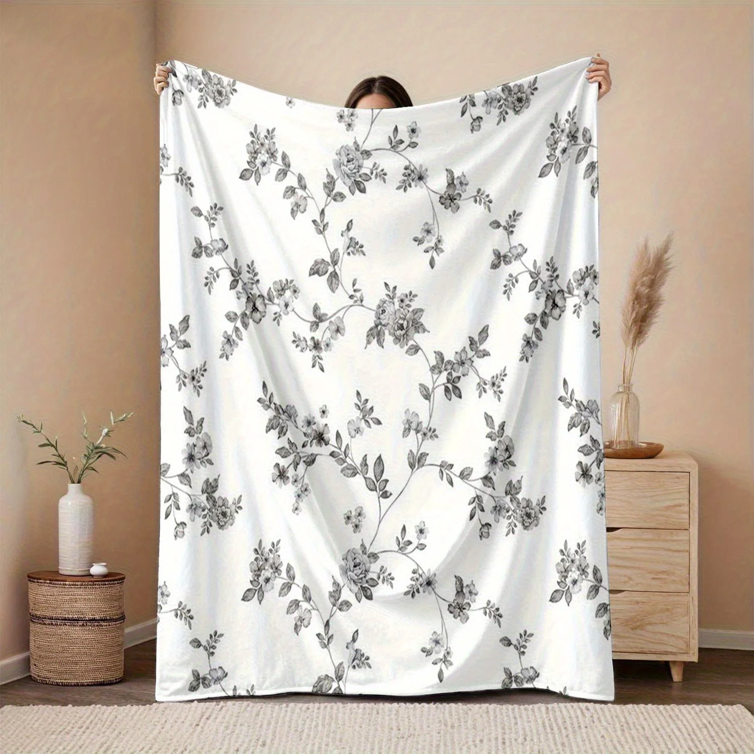 1 шт. черное одеяло с цветочным узором, полиэфирная ткань, можно стирать в машине, подходит для украшения спальни и гостиной.
1 шт. черное одеяло с цветочным узором, полиэфирная ткань, можно стирать в машине, подходит для украшения спальни и гостиной.