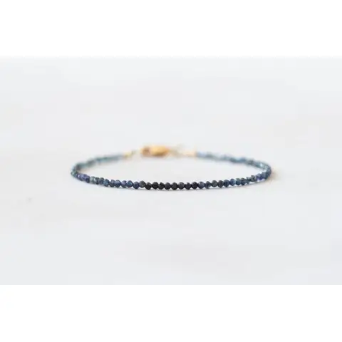 Pulseira de safira em miniatura: joias requintadas com pedras de nascimento de setembro