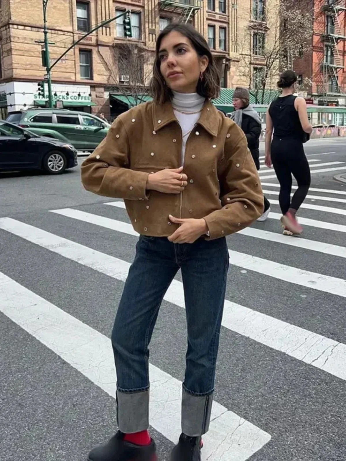 Женская замшевая куртка-бомбер Ele Rivet: оригинальный дизайн, утепленная, прямого кроя, из полиэфирного волокна, с длинными рукавами
Женская замшевая куртка-бомбер Ele Rivet: оригинальный дизайн, утепленная, прямого кроя, из полиэфирного волокна, с длинными рукавами