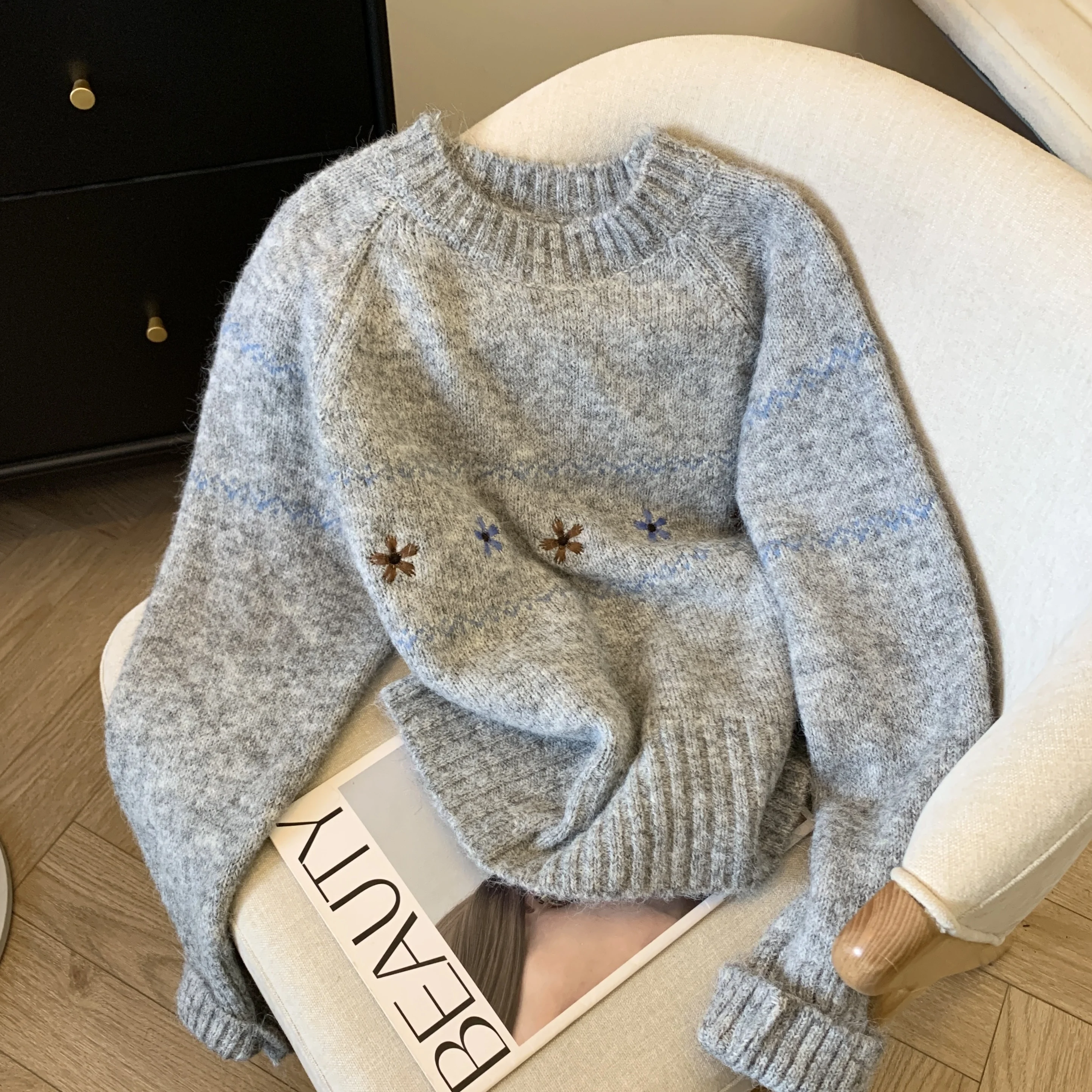 Women's Gray Flower Embroidered Knitted Sweater 2000s Fashion Korean Harajuku Lazy Casual Style Loose Long-Sleeved Pullover Top
Women's Gray Flower Embroidered Knitted Sweater 2000s Fashion Korean Harajuku Lazy Casual Style Loose Long-Sleeved Pullover Top