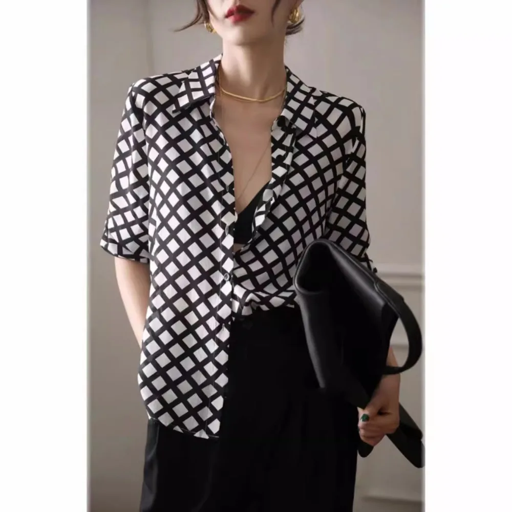 Черно-белая клетчатая рубашка для женщин, весенняя одежда, новая нишевая рубашка с длинными рукавами в стиле ретро, высококачественная темпераментная шелковая атласная рубашка
Черно-белая клетчатая рубашка для женщин, весенняя одежда, новая нишевая рубашка с длинными рукавами в стиле ретро, высококачественная темпераментная шелковая атласная рубашка