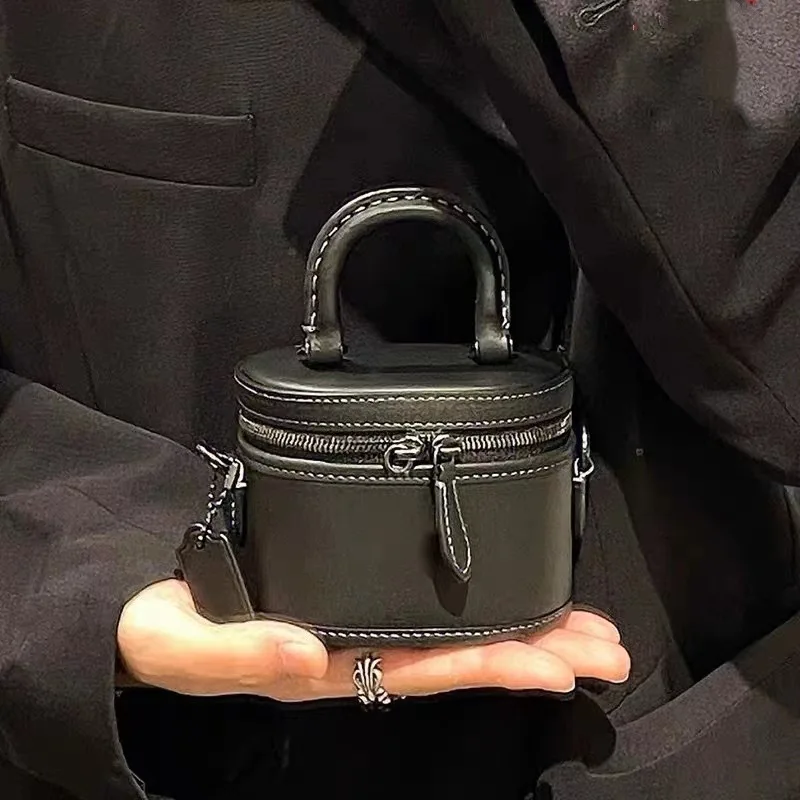 Classic Black Mini Lipstick Bag 2025 New High Quality Texture Handheld Makeup Box Bag Fashion Single Shoulder Crossbody Bag
Classic Black Mini Lipstick Bag 2025 New High Quality Texture Handheld Makeup Box Bag Fashion Single Shoulder Crossbody Bag