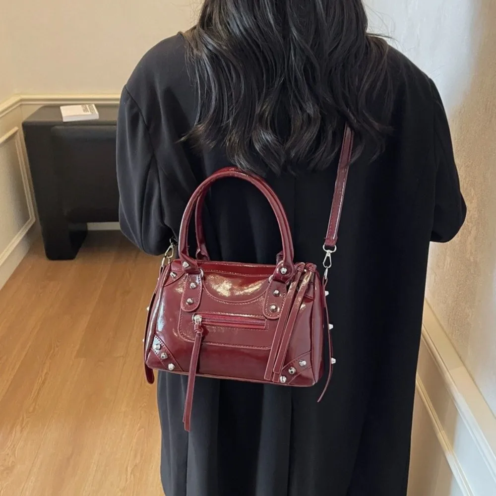 Fashion Rivets Pillow Bag Large Capacity Patent Leather Single Shoulder Bag Zipper Top Handle Bowling Motorcycle Handbag Women
Fashion Rivets Pillow Bag Large Capacity Patent Leather Single Shoulder Bag Zipper Top Handle Bowling Motorcycle Handbag Women