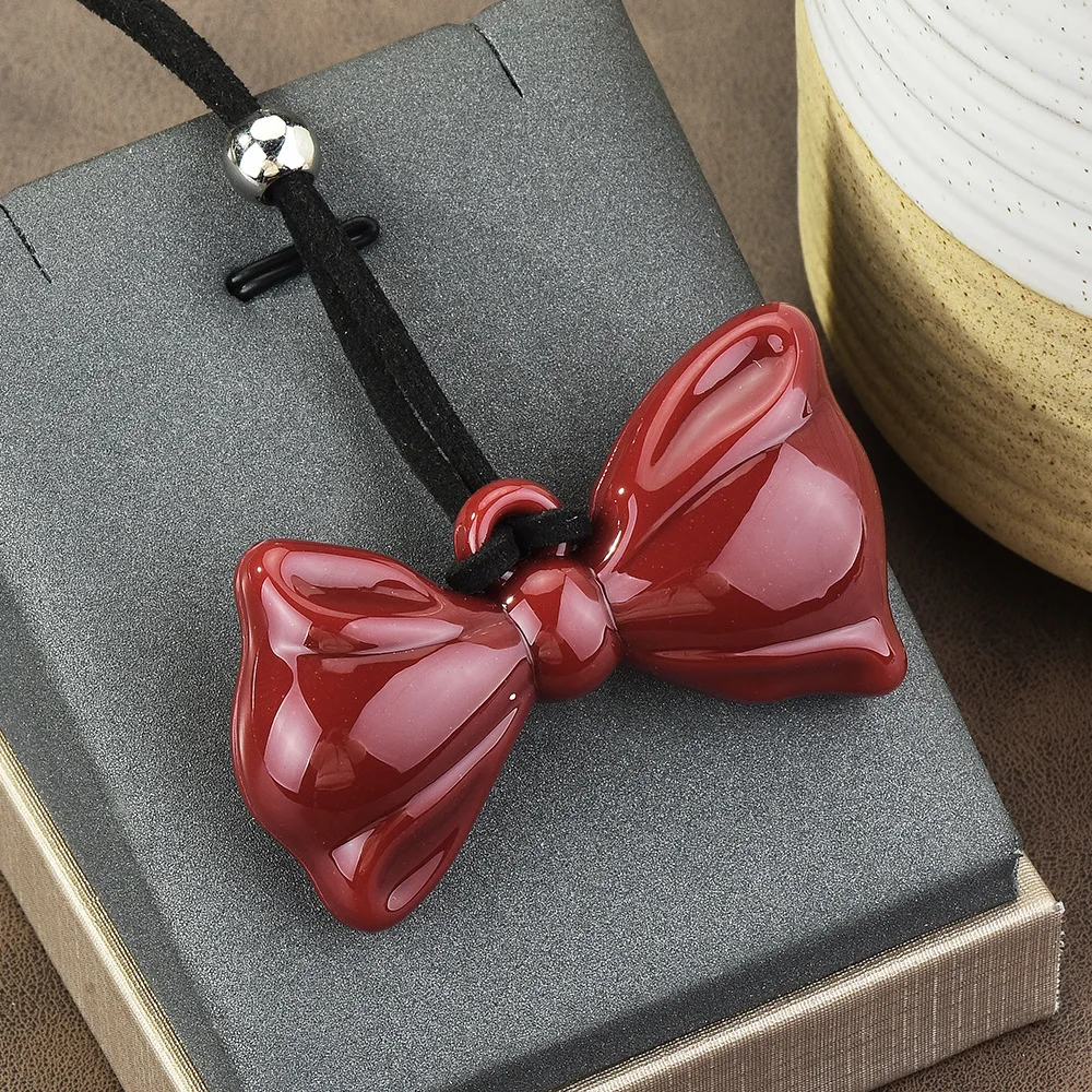 A long red sweater chain makes women feel at ease. A red wine and red ribbon bow pendant necklace
A long red sweater chain makes women feel at ease. A red wine and red ribbon bow pendant necklace