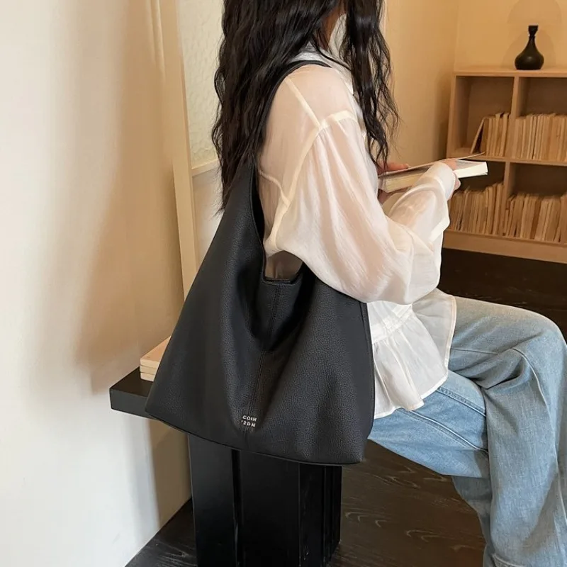 Retro Urban Messenger Bag Ladies High End Leather Surface Classic Elegant Lines Trendy Leisure Daily Bag
Retro Urban Messenger Bag Ladies High End Leather Surface Classic Elegant Lines Trendy Leisure Daily Bag