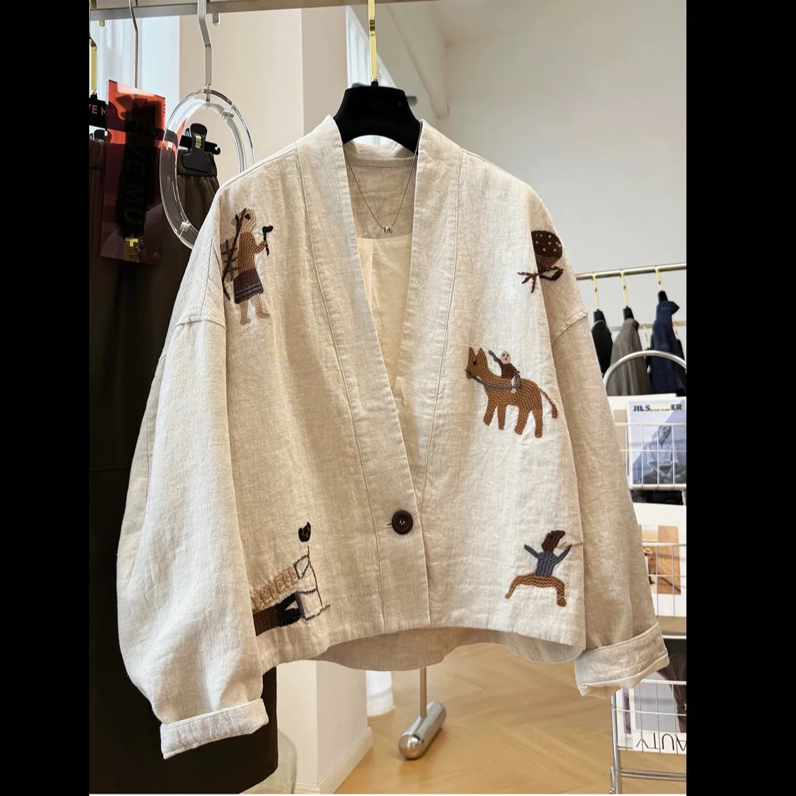 Autumn Collection Features A New High-end Embroidery with A Unique V-neck Artistic Retro Cotton and Linen Short Jacket for Women
Autumn Collection Features A New High-end Embroidery with A Unique V-neck Artistic Retro Cotton and Linen Short Jacket for Women