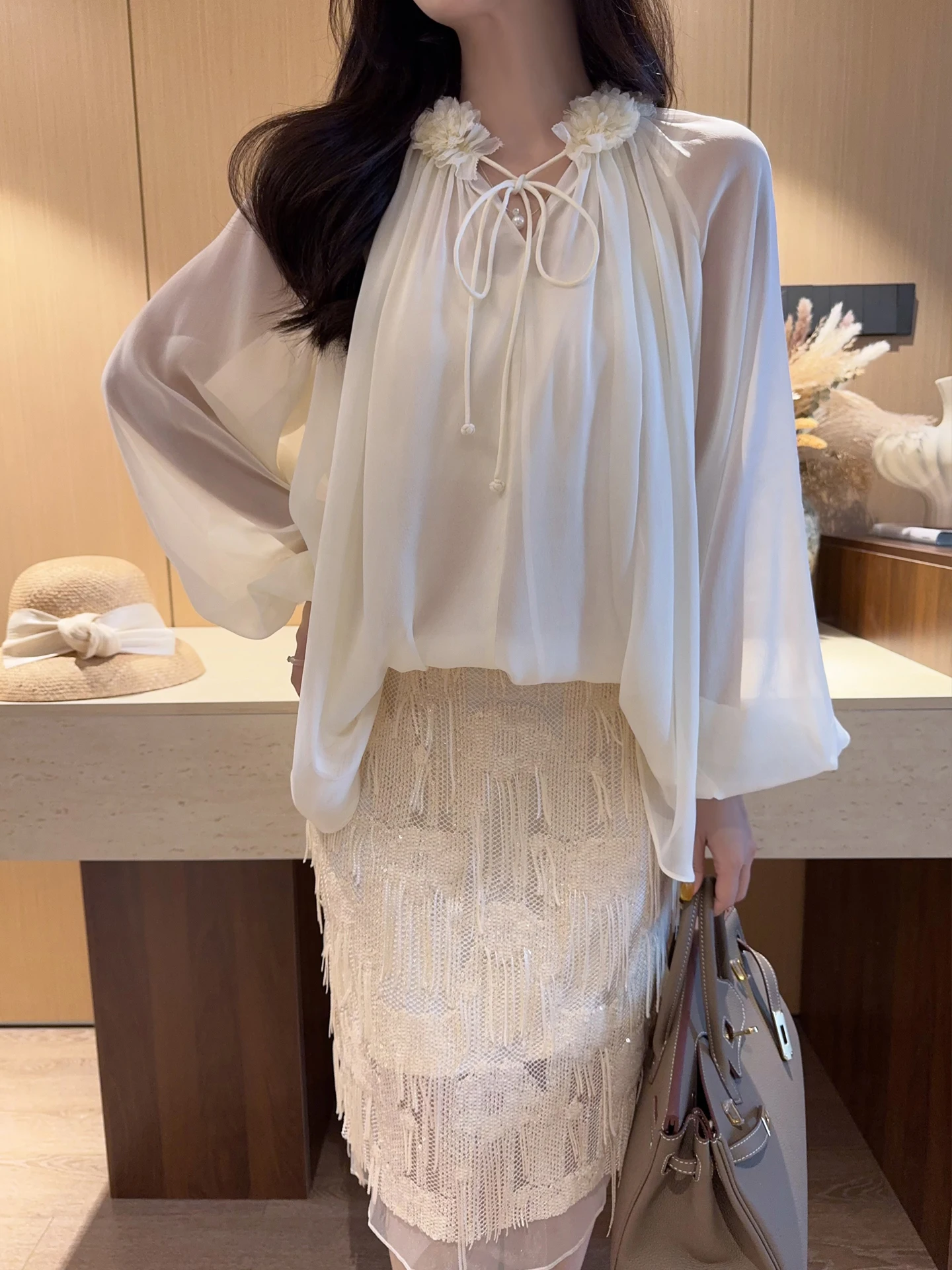 Elegant Summer Thin Silk Blend Loose Long Sleeve Shirt Floral Collar Lace Trim French Style Women's Premium Quality Breathable
Elegant Summer Thin Silk Blend Loose Long Sleeve Shirt Floral Collar Lace Trim French Style Women's Premium Quality Breathable