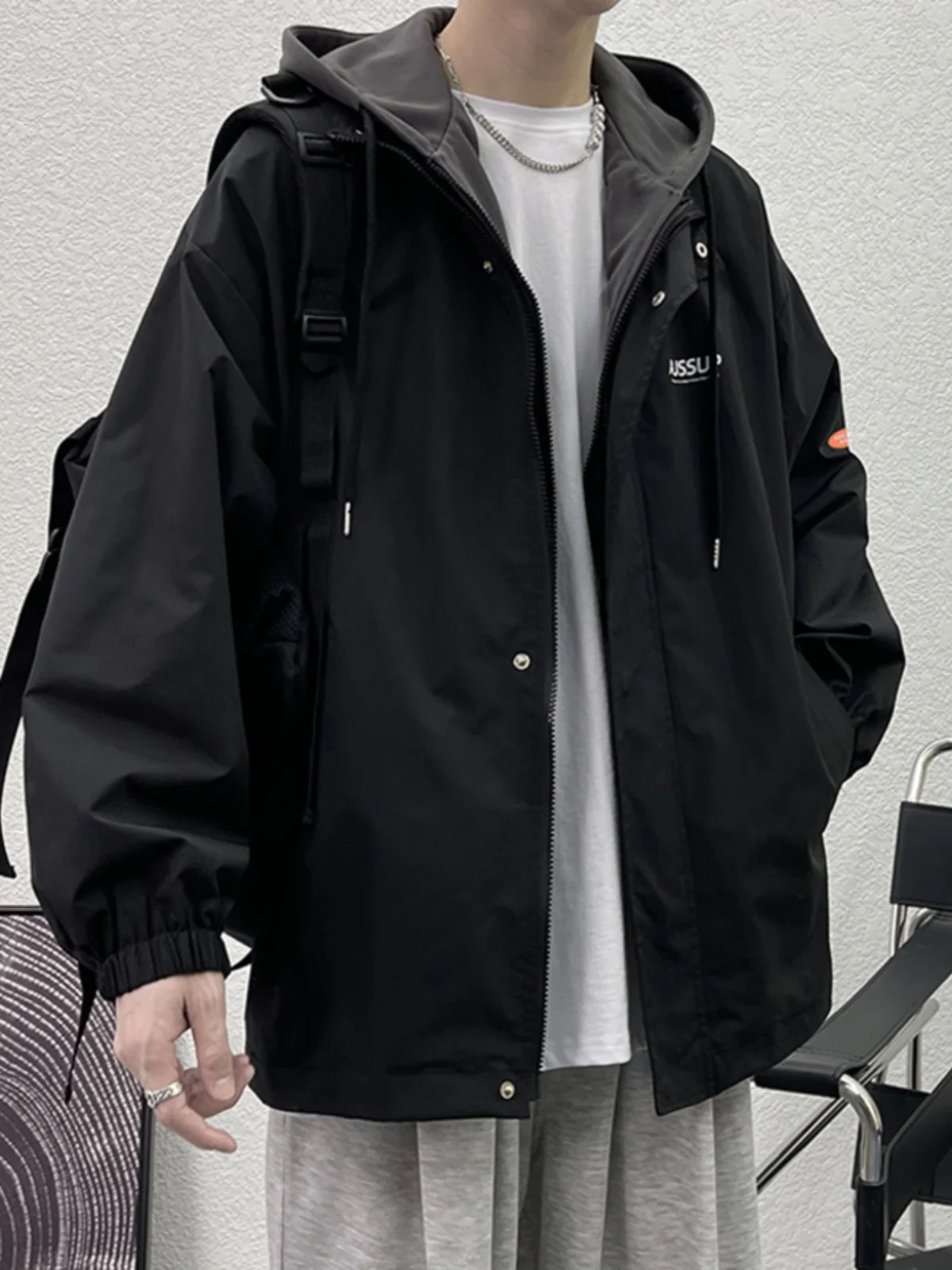 Мужская демисезонная куртка свободного кроя с капюшоном, имитация двухслойности, однотонная, универсальная, молодежная, модная, из полиэфирного волокна
Мужская демисезонная куртка свободного кроя с капюшоном, имитация двухслойности, однотонная, универсальная, молодежная, модная, из полиэфирного волокна