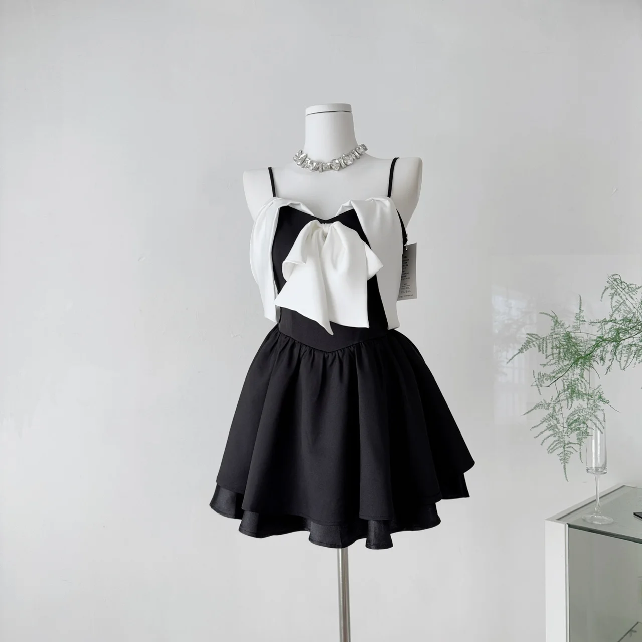 Bow Tie Suspender Dress for Women Spring and Summer New Sweet and Spicy Off-shoulder Beauty Back Sleeveless A-line Skirt
Bow Tie Suspender Dress for Women Spring and Summer New Sweet and Spicy Off-shoulder Beauty Back Sleeveless A-line Skirt