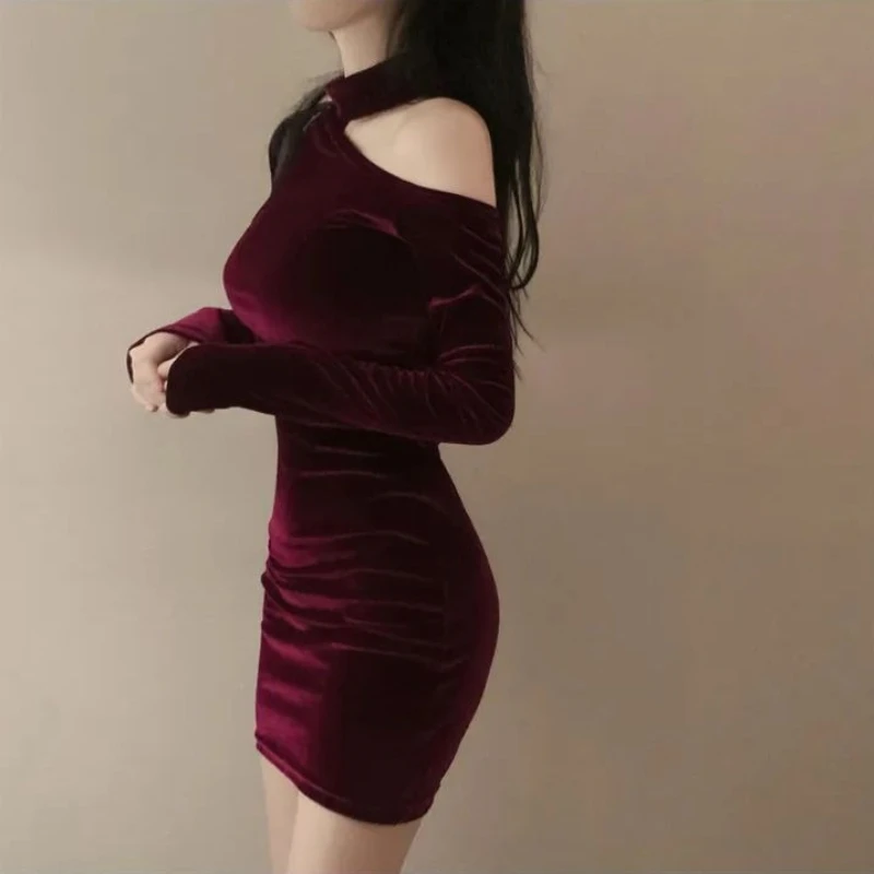 Элегантное красное бархатное платье с длинными рукавами для женщин, приталенного или облегающего силуэта, идеально подходит для вечеринок и свиданий.
Элегантное красное бархатное платье с длинными рукавами для женщин, приталенного или облегающего силуэта, идеально подходит для вечеринок и свиданий.