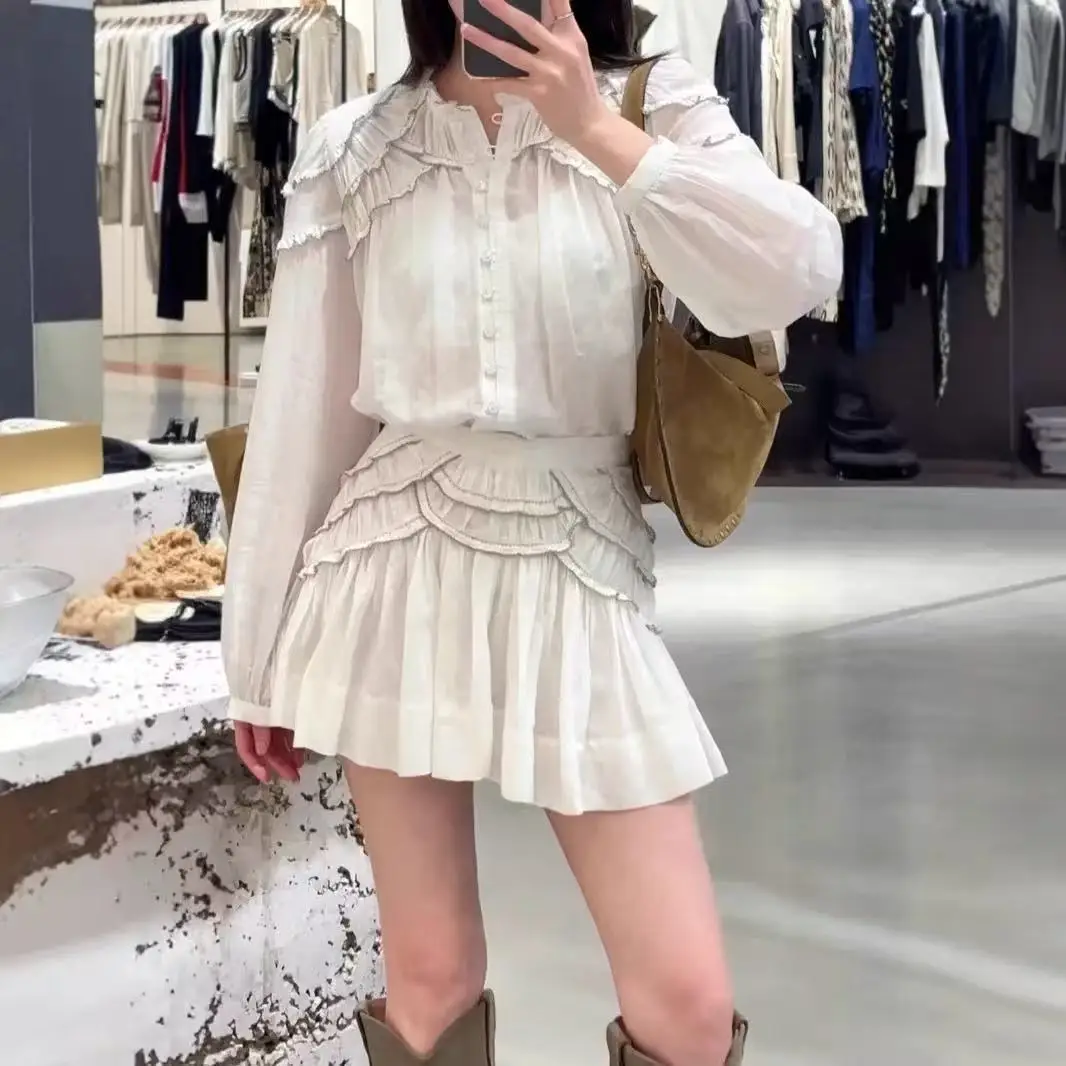 Новинка ранней осени: комплект из блузки с длинным рукавом и юбки А-силуэта с кружевным дизайном и воротником-стойкой, создающий эффект стройности.
Новинка ранней осени: комплект из блузки с длинным рукавом и юбки А-силуэта с кружевным дизайном и воротником-стойкой, создающий эффект стройности.