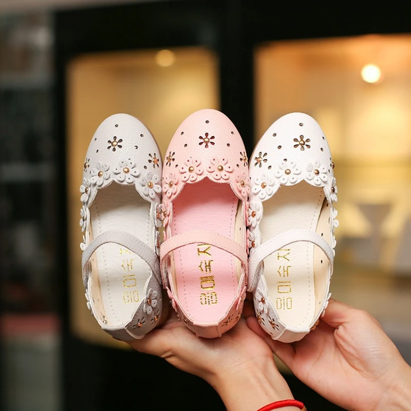 Hot Selling Child Leather Shoes 2025 Autumn New Fashionable Child Flat Leather Shoes Retro Flower Anti Slip Girls Wear Loafers
Hot Selling Child Leather Shoes 2025 Autumn New Fashionable Child Flat Leather Shoes Retro Flower Anti Slip Girls Wear Loafers