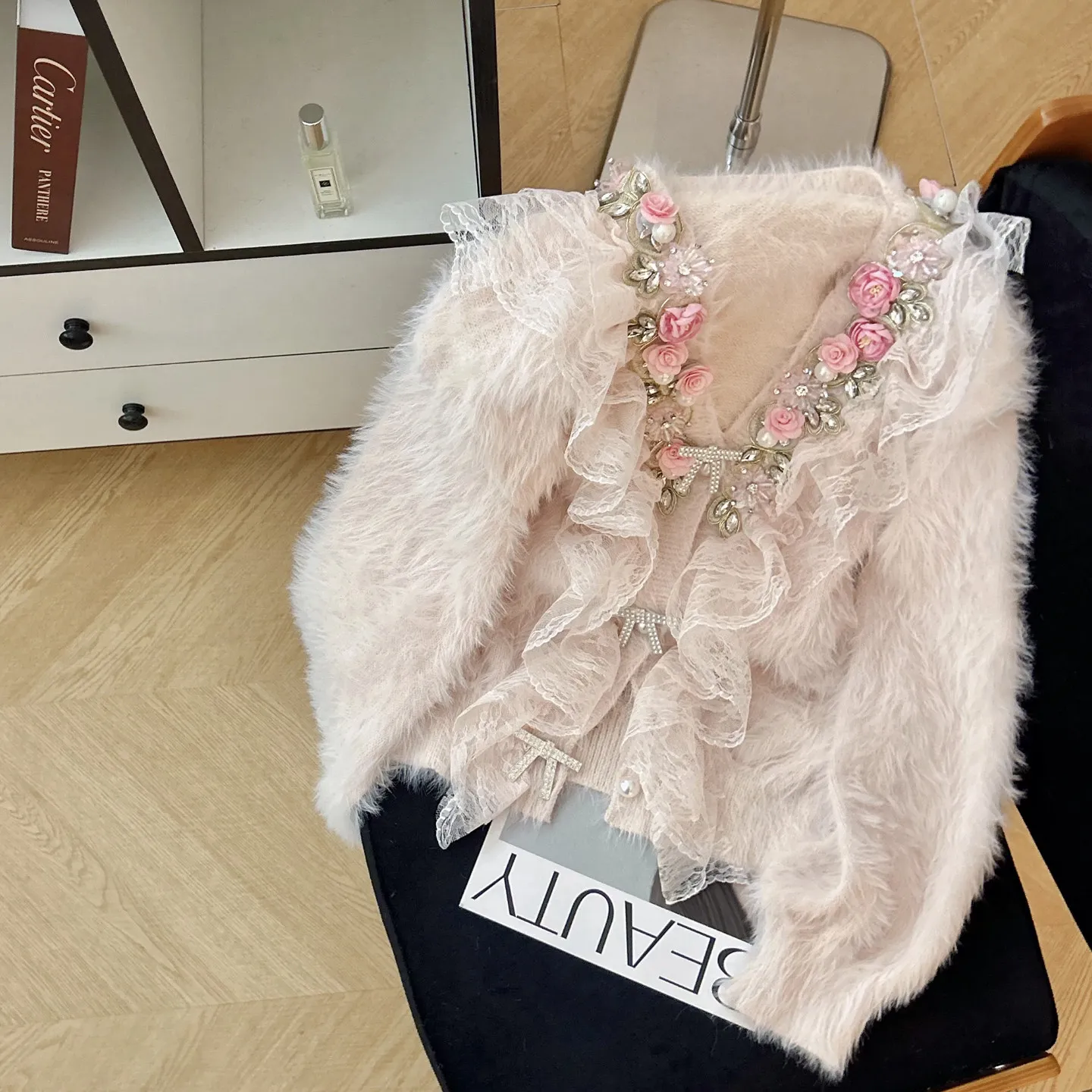 Женский свитер с цветочным узором, бисером и стразами, с рюшами по краю, вязаный кардиган для женщин на весну
Женский свитер с цветочным узором, бисером и стразами, с рюшами по краю, вязаный кардиган для женщин на весну