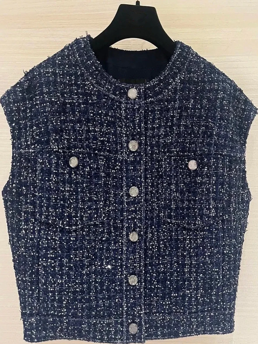 Spring/Summer 2025 Trendy – Decorative Front Button Knit Silver Thread Round Neck Vest for Women/Men
Spring/Summer 2025 Trendy – Decorative Front Button Knit Silver Thread Round Neck Vest for Women/Men