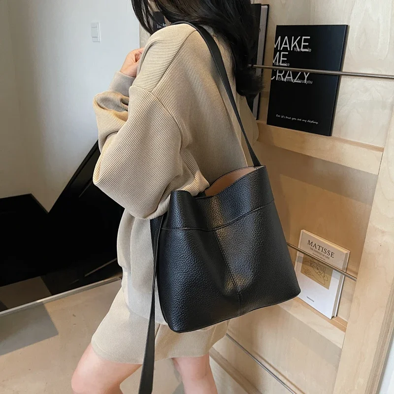 Commute Sewing Thread PU Hasp Classic Shoulder Bags 2025 High Quality Large Capacity Hot Sale Solid Color Crossbody Bags
Commute Sewing Thread PU Hasp Classic Shoulder Bags 2025 High Quality Large Capacity Hot Sale Solid Color Crossbody Bags
