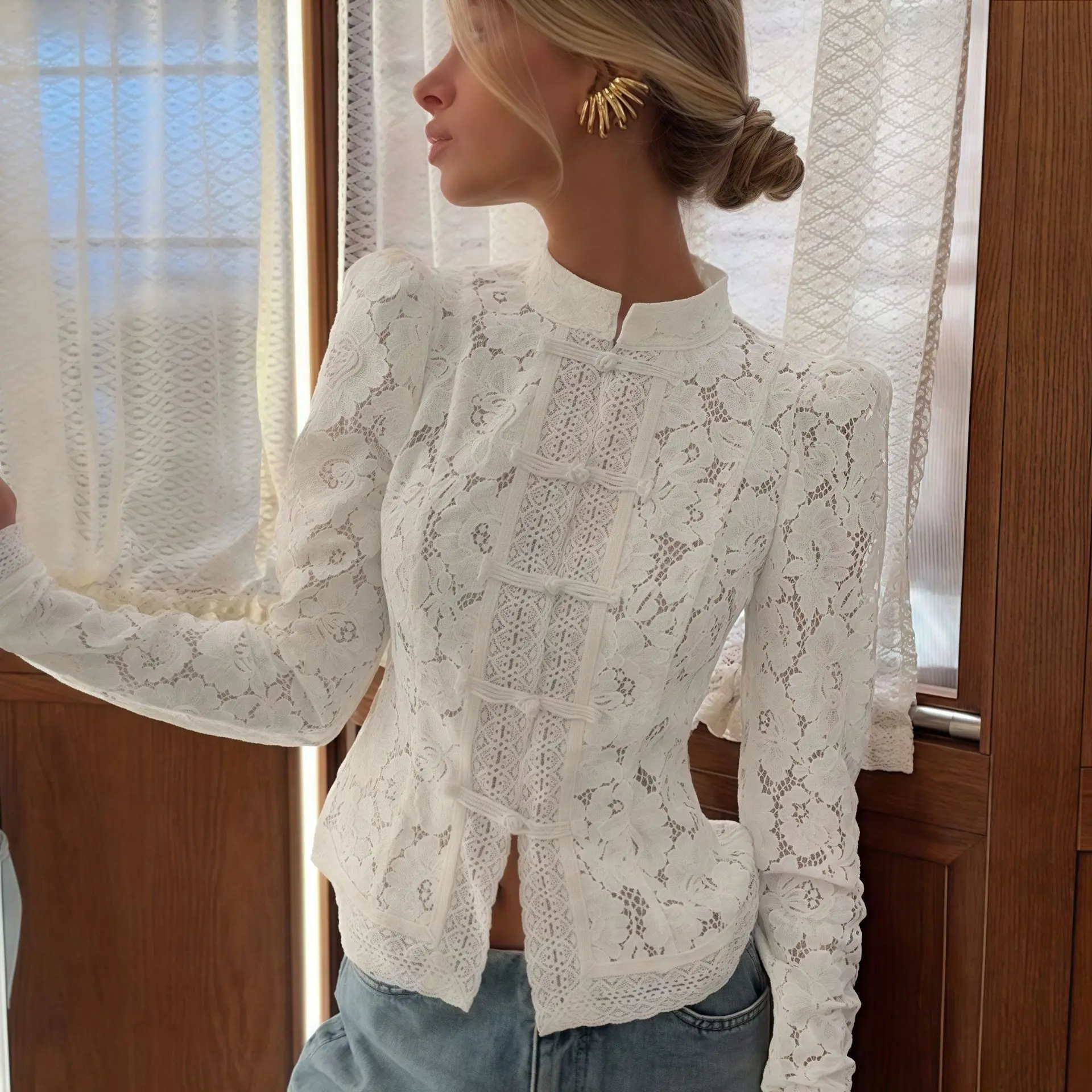 2025 Новая трансграничная европейская и американская маленькая кружевная рубашка с воротником-стойкой и пуговицами на талии, модный дышащий топ с вырезами
2025 Новая трансграничная европейская и американская маленькая кружевная рубашка с воротником-стойкой и пуговицами на талии, модный дышащий топ с вырезами