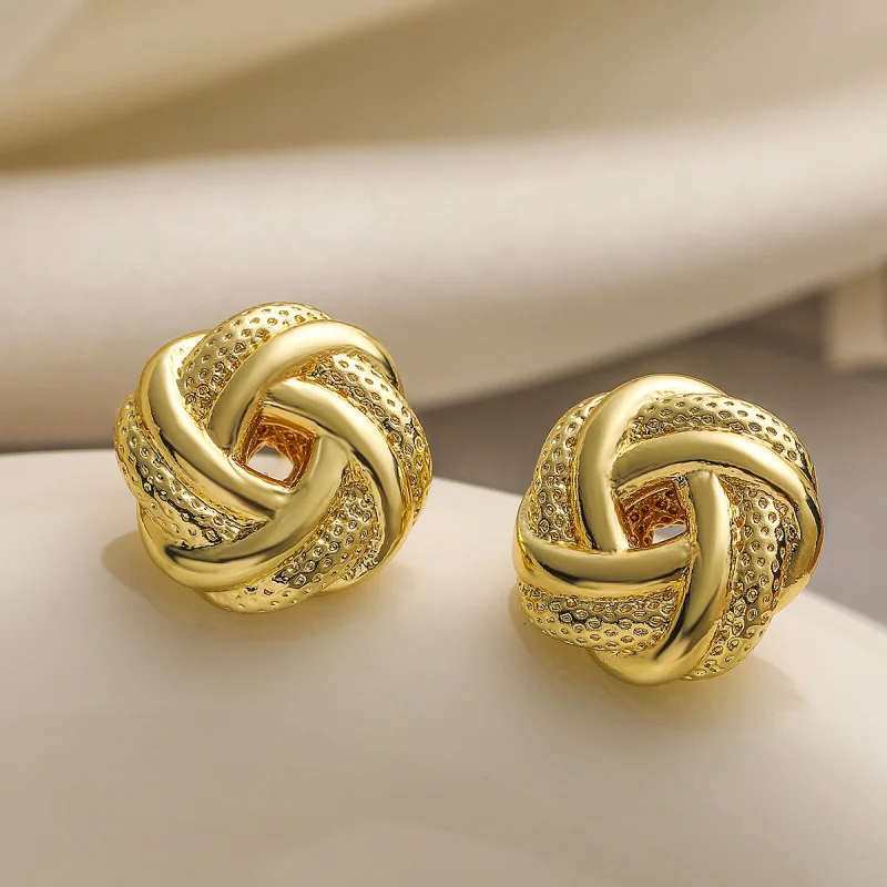 European and American Metal Style Fashion Mini Copper Plated 18K Gold Flower Earrings for Women Unique Personality Earrings New
European and American Metal Style Fashion Mini Copper Plated 18K Gold Flower Earrings for Women Unique Personality Earrings New
