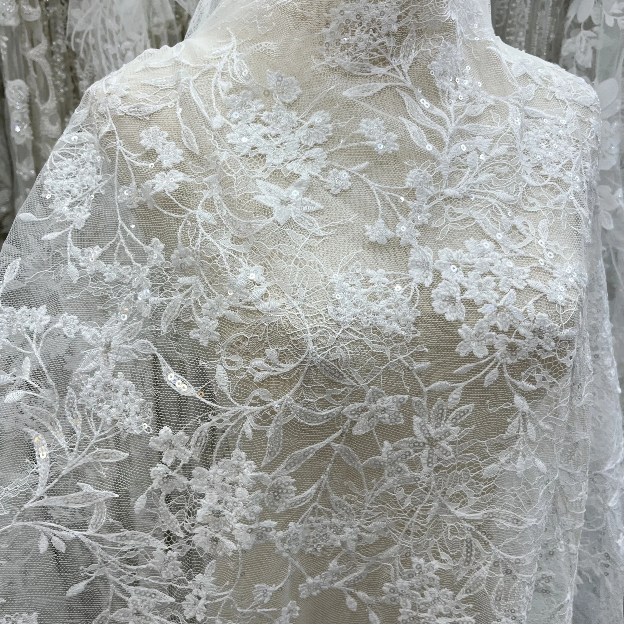 The new exquisite sequined French lace embroidered fabric is suitable for designing women's wedding dresses.
The new exquisite sequined French lace embroidered fabric is suitable for designing women's wedding dresses.