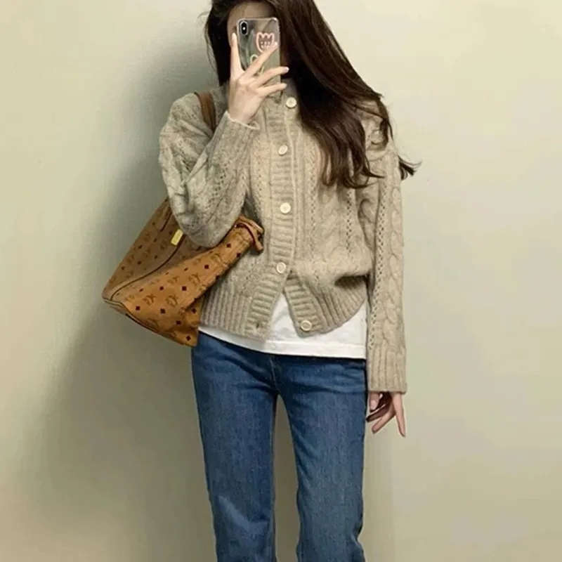 Модное и универсальное женское пальто из чистого кашемира с круглым вырезом, весенне-осенний топ из шерсти поверх вязаного кардигана 
Модное и универсальное женское пальто из чистого кашемира с круглым вырезом, весенне-осенний топ из шерсти поверх вязаного кардигана