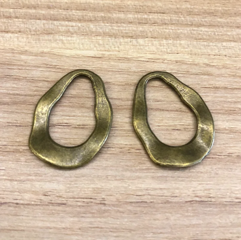 20pcs 24*18mm antiqued bronze color drop irregular design charms for DIY findings jewelry accessories Vintage HW3773
20pcs 24*18mm antiqued bronze color drop irregular design charms for DIY findings jewelry accessories Vintage HW3773