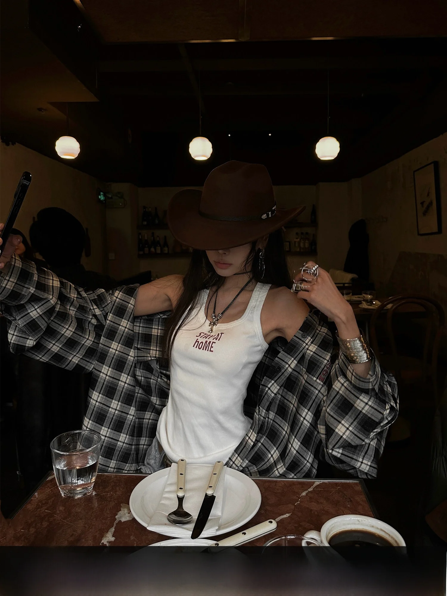 Женская свободная рубашка Warden Western Rover в черно-белую клетку с длинным рукавом, новая, в уличном стиле, дышащая, с защитой от солнца, из полиэстера.
Женская свободная рубашка Warden Western Rover в черно-белую клетку с длинным рукавом, новая, в уличном стиле, дышащая, с защитой от солнца, из полиэстера.