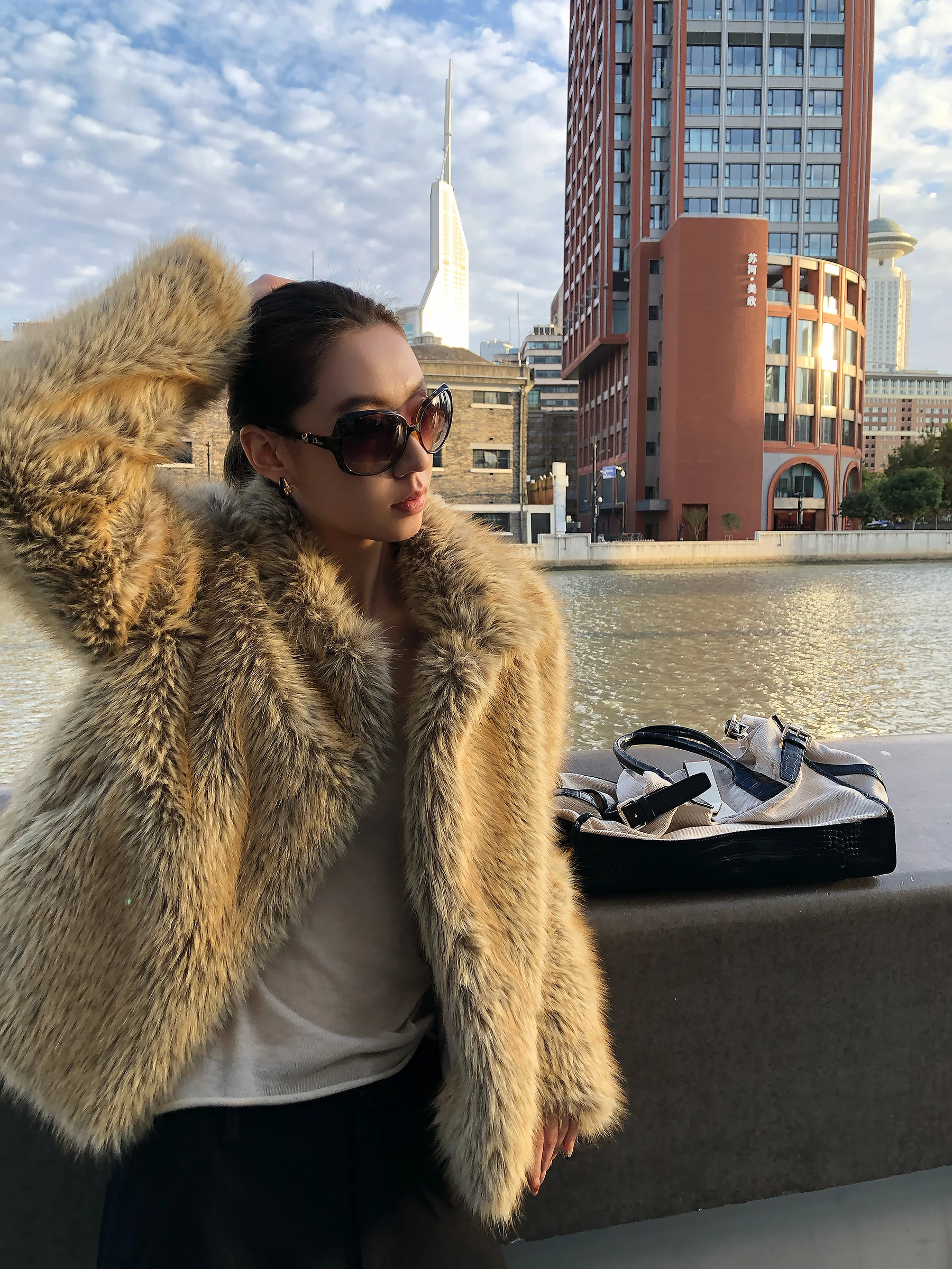 Официальное женское зимнее пальто Gakee из экологичного искусственного меха цвета кэмел, новая роскошная легкая модель, верхняя одежда для женщин
Официальное женское зимнее пальто Gakee из экологичного искусственного меха цвета кэмел, новая роскошная легкая модель, верхняя одежда для женщин