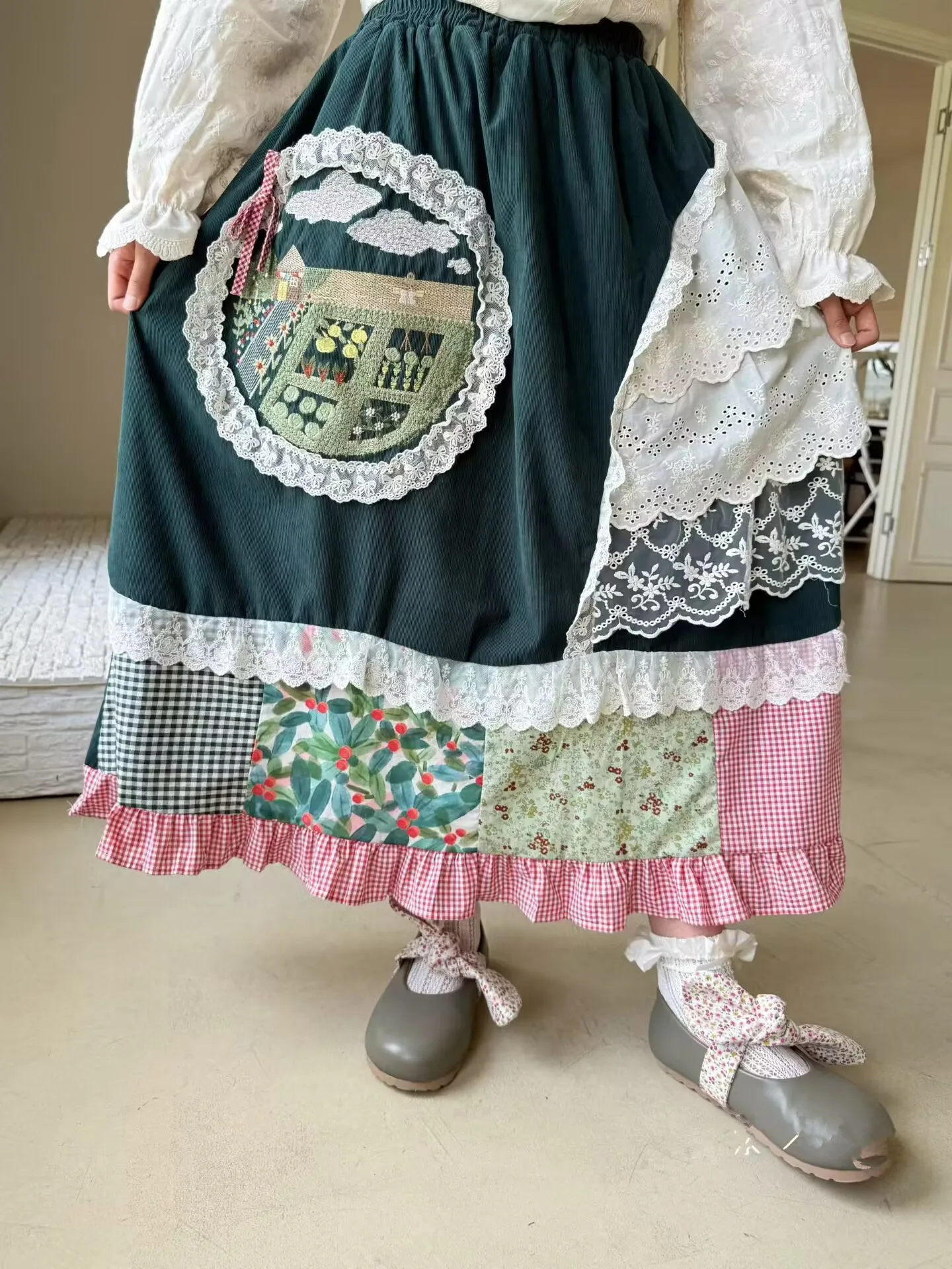 Winter Vintage Green Lolita Sweet Mori Girl Retro Midi Skirt Corduroy Patchwork Lace Embroidery Long Skirt for Women
Winter Vintage Green Lolita Sweet Mori Girl Retro Midi Skirt Corduroy Patchwork Lace Embroidery Long Skirt for Women