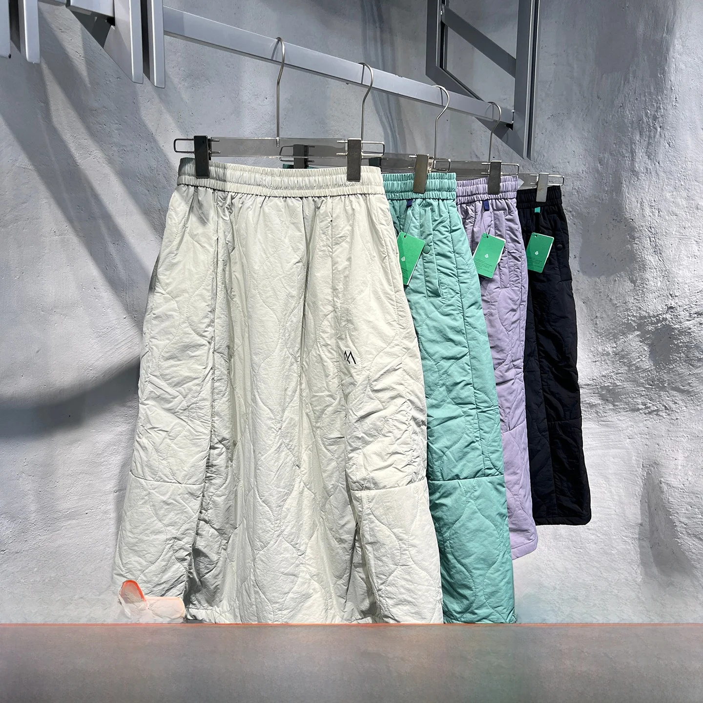 Уличная осенне-зимняя юбка на хлопковой подкладке, водонепроницаемая прочная юбка трапециевидной формы с высокой талией, повседневная одежда из полиэфирного волокна
Уличная осенне-зимняя юбка на хлопковой подкладке, водонепроницаемая прочная юбка трапециевидной формы с высокой талией, повседневная одежда из полиэфирного волокна