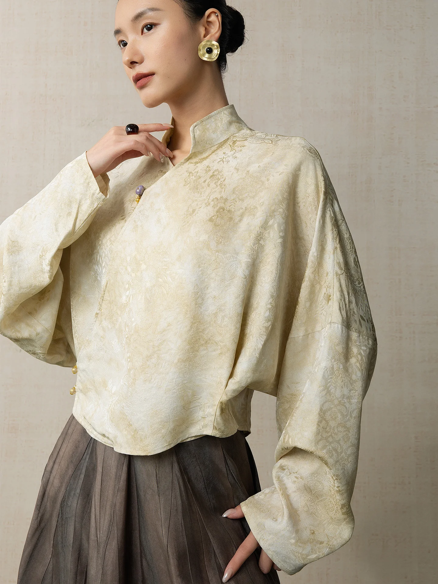 Anytime Yue Silk Dark Pattern Embroidery Plane Sleeve Women's Shirt Waist Cinched High End Feel Chinese Style Long Sleeve Shirt
Anytime Yue Silk Dark Pattern Embroidery Plane Sleeve Women's Shirt Waist Cinched High End Feel Chinese Style Long Sleeve Shirt