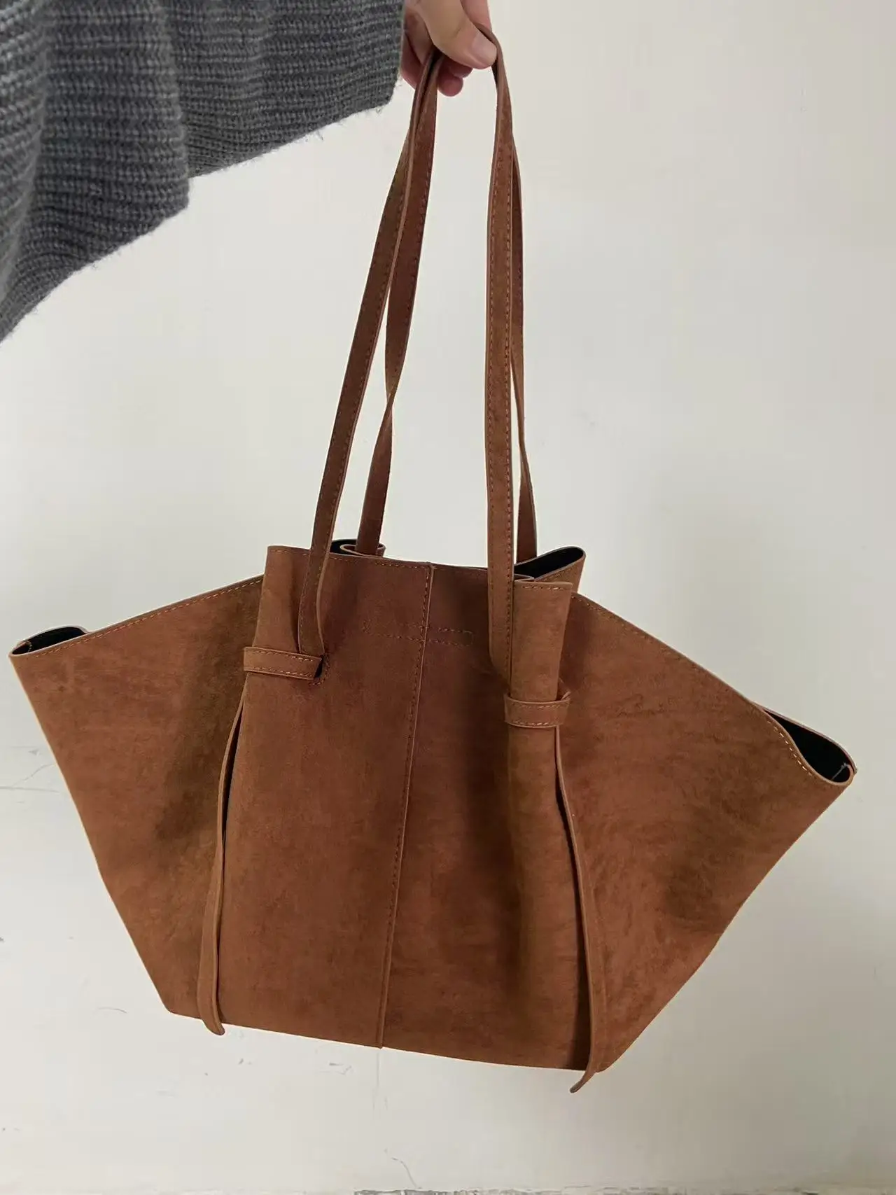 New Faux Suede Women's Bag Fashionable Design Bag Casual Women's Bag Large Capacity Commuter Shoulder Shoulder Bag Birthday Gift
New Faux Suede Women's Bag Fashionable Design Bag Casual Women's Bag Large Capacity Commuter Shoulder Shoulder Bag Birthday Gift