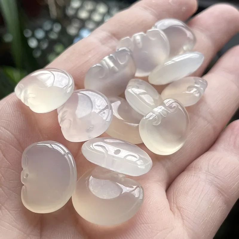 Ice through gray agate small Ruyi safety lock pendant, double-sided white chalcedony baby lock DIY jewelry pendant
Ice through gray agate small Ruyi safety lock pendant, double-sided white chalcedony baby lock DIY jewelry pendant