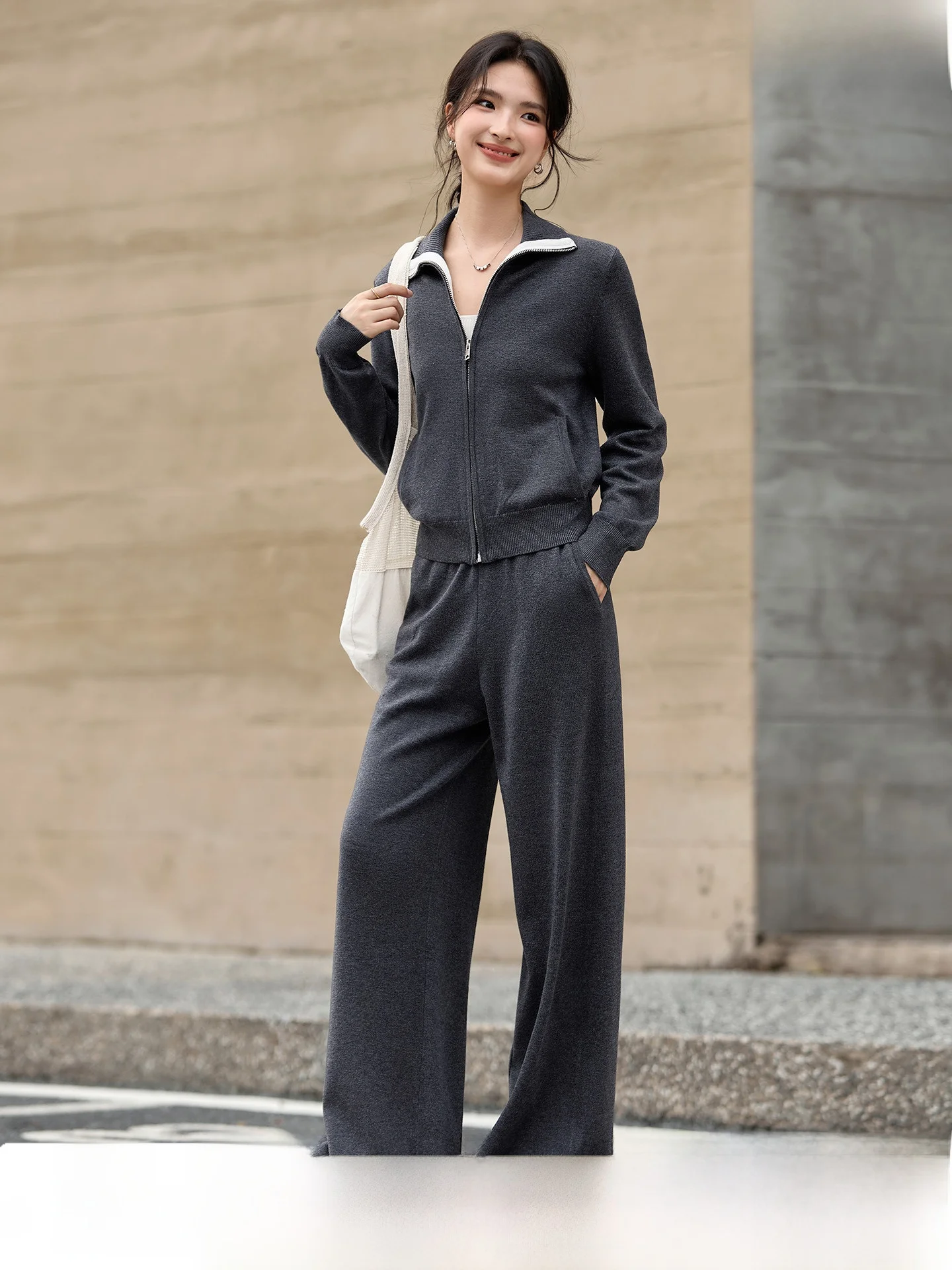 Deep Grey Zipper Collared Knitted Set Women's Spring 2026 New Color Collision Top Wide Leg Pants Two Piece Set Casual Style
Deep Grey Zipper Collared Knitted Set Women's Spring 2026 New Color Collision Top Wide Leg Pants Two Piece Set Casual Style