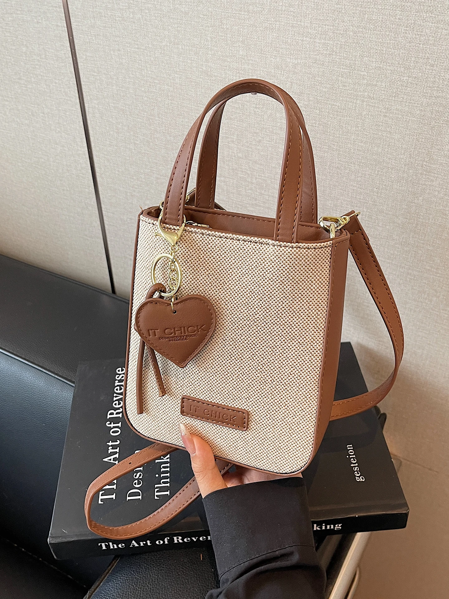 Fashionable Casual Women's Shoulder Bag Handbag Crossbody Phone Bag 2026 New Style Versatile Soft Leather Zipper Closure
Fashionable Casual Women's Shoulder Bag Handbag Crossbody Phone Bag 2026 New Style Versatile Soft Leather Zipper Closure