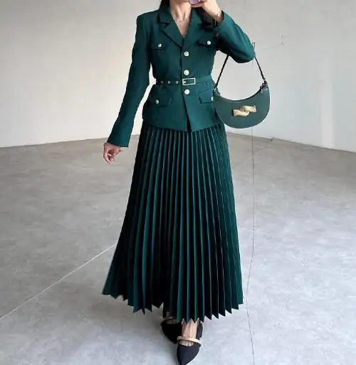 Autumn New Fashionable Slim Fit Commuting 2-Piece Set with Lapel Button Up Suit Jacket and High Waisted A-Line Pleated Skirt Set
Autumn New Fashionable Slim Fit Commuting 2-Piece Set with Lapel Button Up Suit Jacket and High Waisted A-Line Pleated Skirt Set