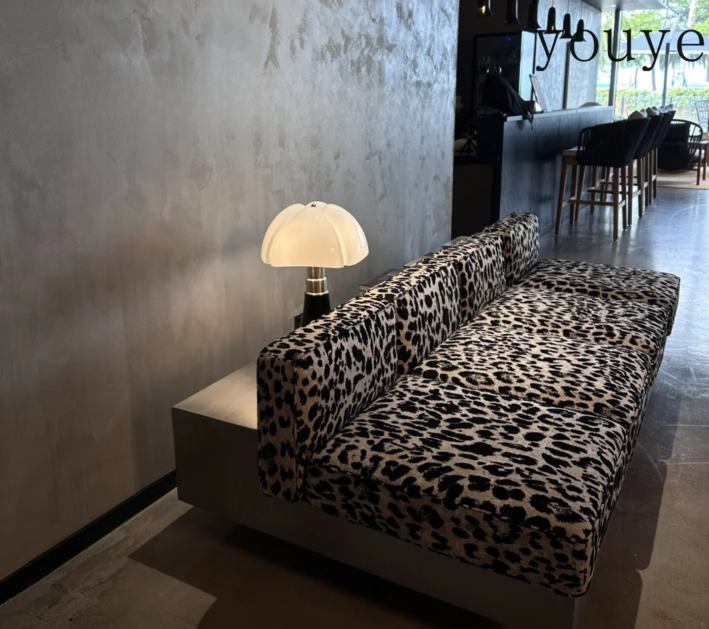 Design medieval industrial wind bag metal base large flat-floor villa leopard print custom sofa
Design medieval industrial wind bag metal base large flat-floor villa leopard print custom sofa