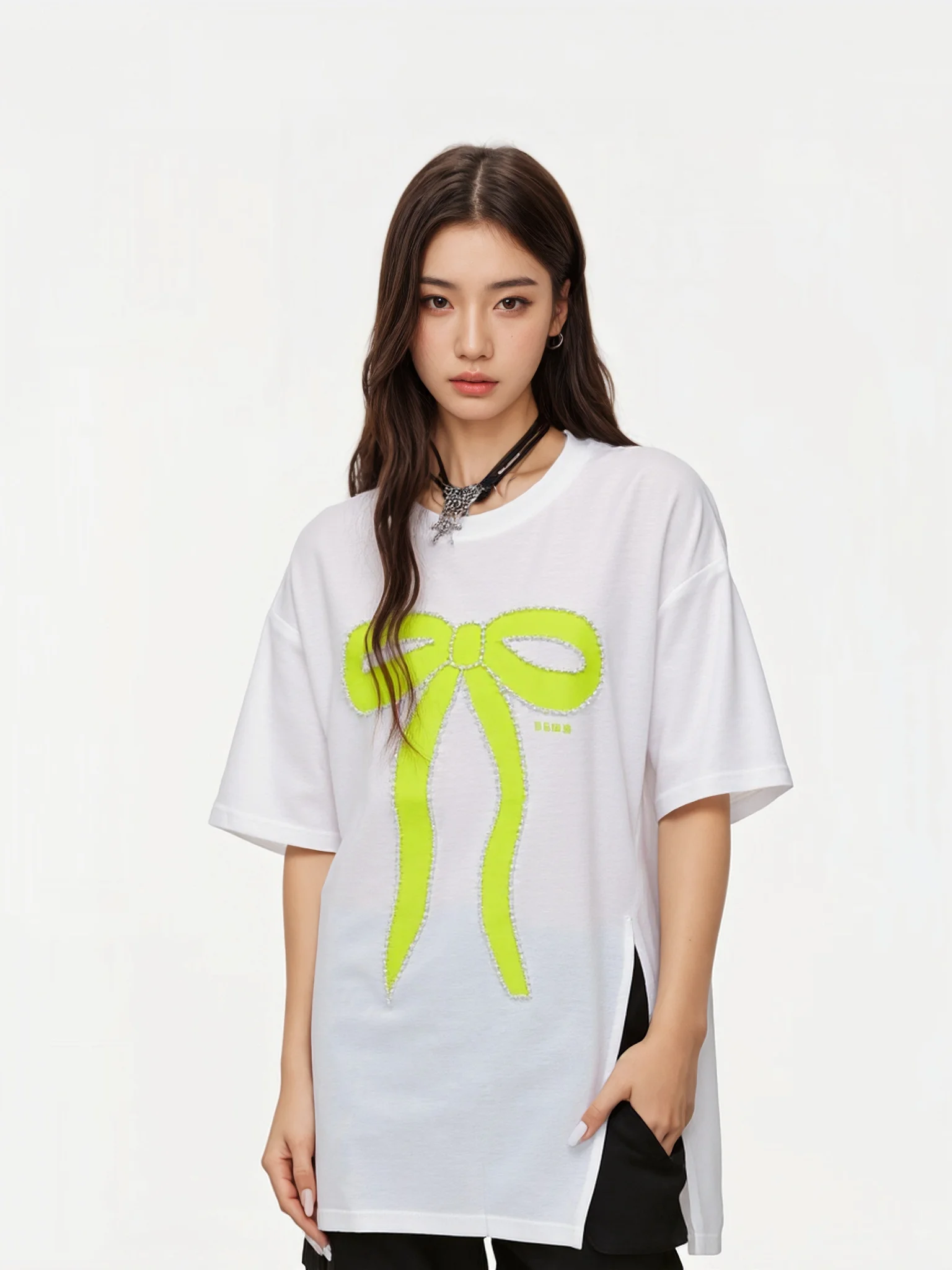 Новая летняя футболка с круглым вырезом и коротким рукавом, свободного кроя, с узлом на плече, универсальная, из белого хлопка, с охлаждающим эффектом, повседневная.
Новая летняя футболка с круглым вырезом и коротким рукавом, свободного кроя, с узлом на плече, универсальная, из белого хлопка, с охлаждающим эффектом, повседневная.