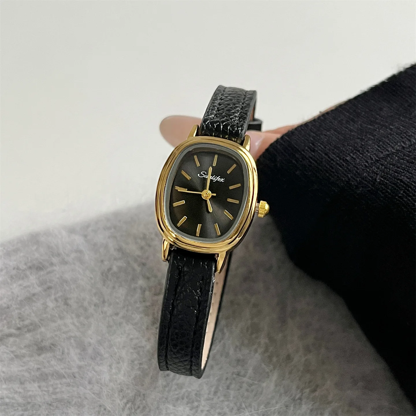 Exquisitewomen's watchcasualyetsophisticatedwith a retro style small dialand a simple oval quartz designA perfect item for women
Exquisitewomen's watchcasualyetsophisticatedwith a retro style small dialand a simple oval quartz designA perfect item for women