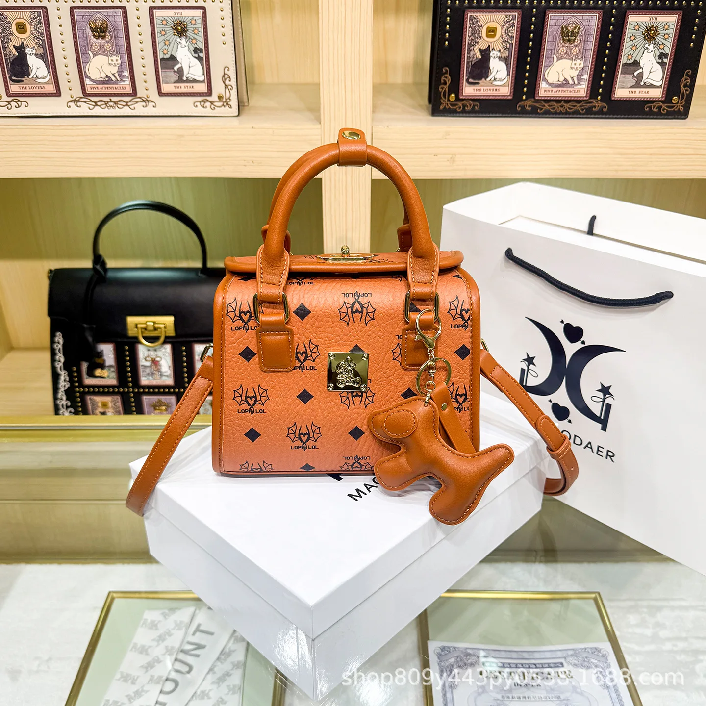 Trendy Fashionable Messenger Bag Women High-End Minimalist Casual Business With Letter Logo Elegant Leather
Trendy Fashionable Messenger Bag Women High-End Minimalist Casual Business With Letter Logo Elegant Leather