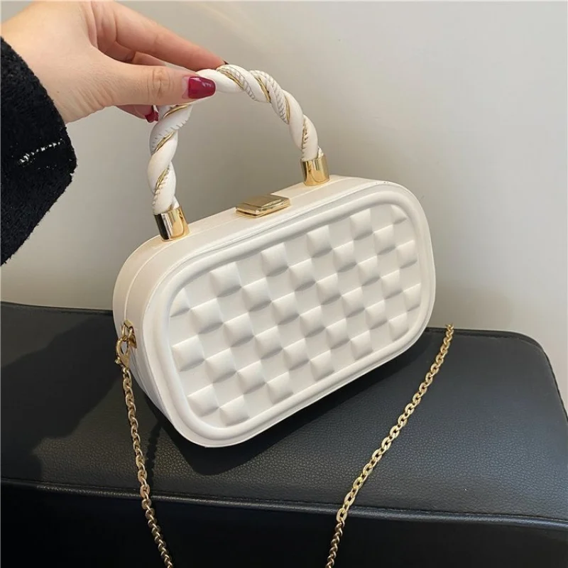 Классическая женская сумка-мессенджер из мягкой кожи от известного дизайнера с популярным элегантным люксовым брендом 
Классическая женская сумка-мессенджер из мягкой кожи от известного дизайнера с популярным элегантным люксовым брендом