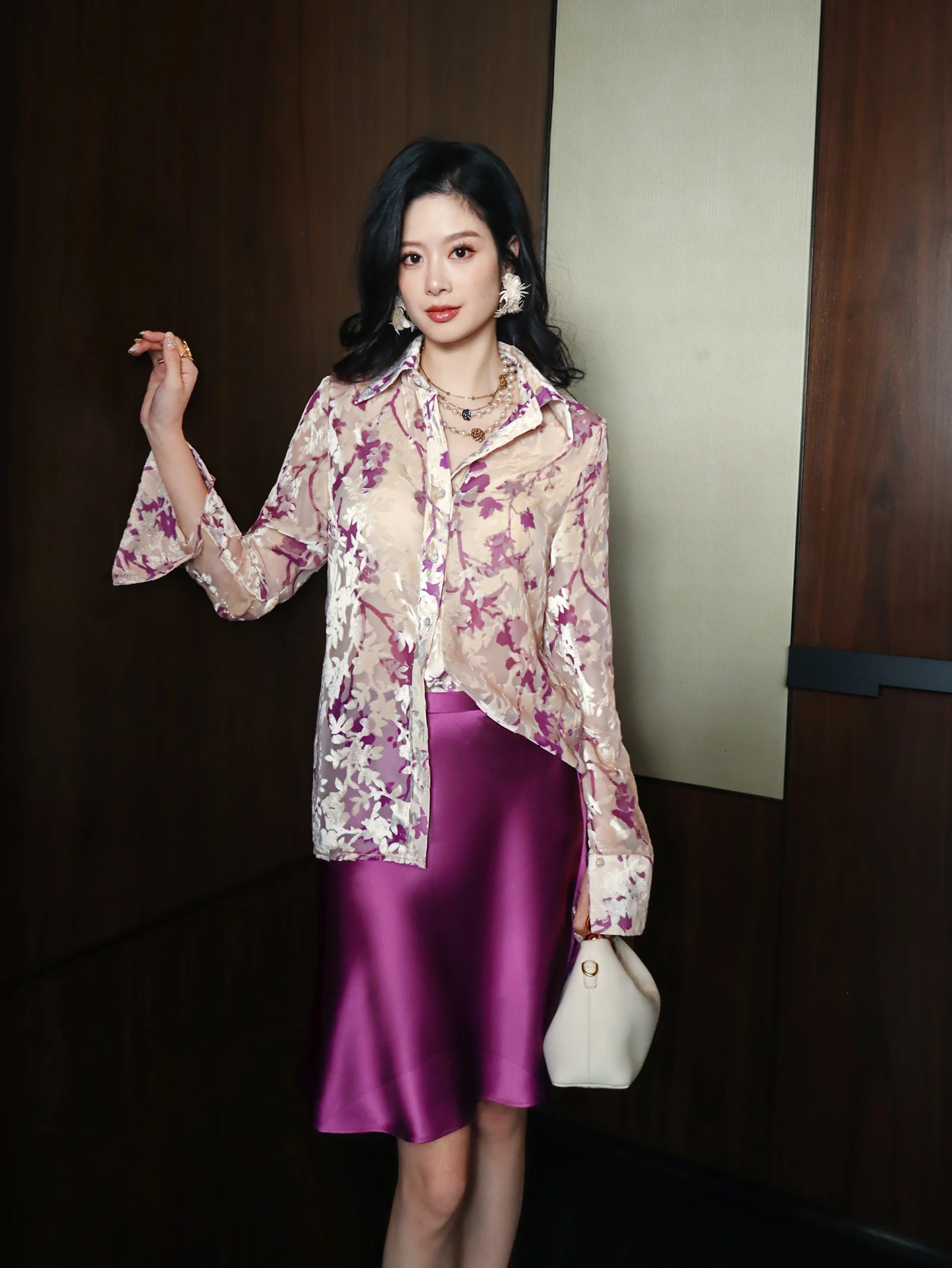 Heavy Embroidery Light Weight Breathable Vaion Sle irt Women's Top Orange Peony Purple Dual Color Velvet Lon...
Heavy Embroidery Light Weight Breathable Vaion Sle irt Women's Top Orange Peony Purple Dual Color Velvet Lon...