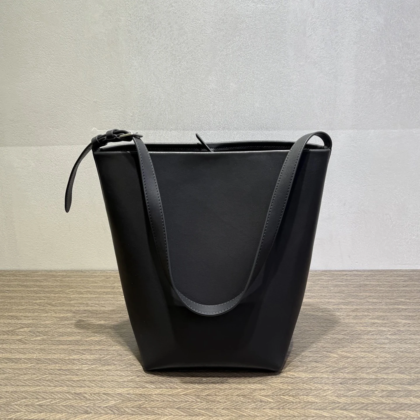 Сумка-ведро из натуральной кожи, регулируемый ремень из седельной кожи, ретро-минималистичный стиль, женская сумка, сумка через плечо, сумка на плечо, сумка подмышку
Сумка-ведро из натуральной кожи, регулируемый ремень из седельной кожи, ретро-минималистичный стиль, женская сумка, сумка через плечо, сумка на плечо, сумка подмышку