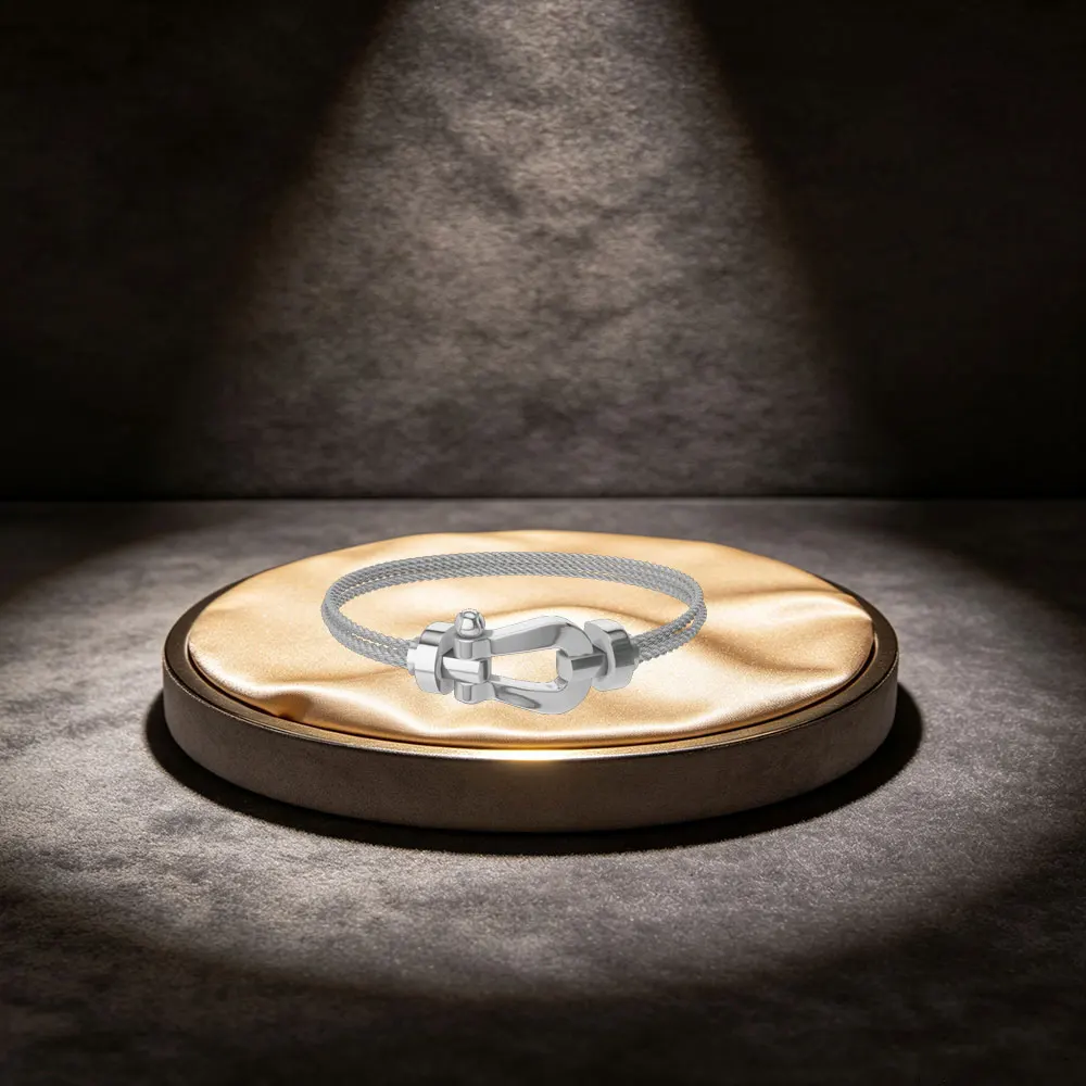 A diamond horseshoe-shaped bracelet made of three rings of steel wire, exuding a sense of high-end elegance. Large size.
A diamond horseshoe-shaped bracelet made of three rings of steel wire, exuding a sense of high-end elegance. Large size.