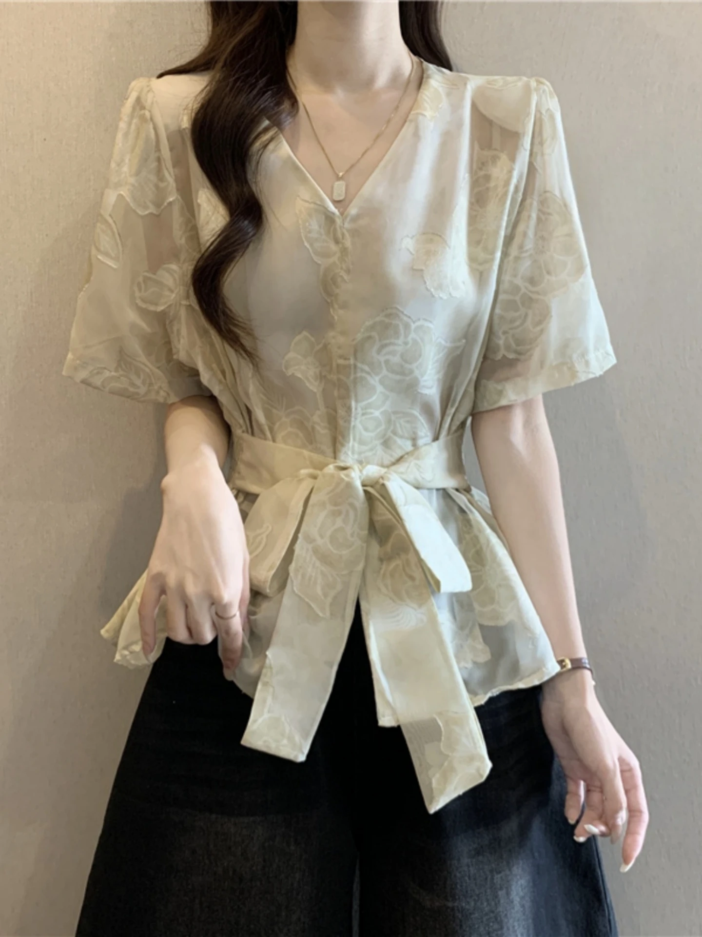 Floral Embroidery V-ne ort Sve irt Women's plus Size Slimming High Waist Design Knot Waisand Top Korean Sle
Floral Embroidery V-ne ort Sve irt Women's plus Size Slimming High Waist Design Knot Waisand Top Korean Sle