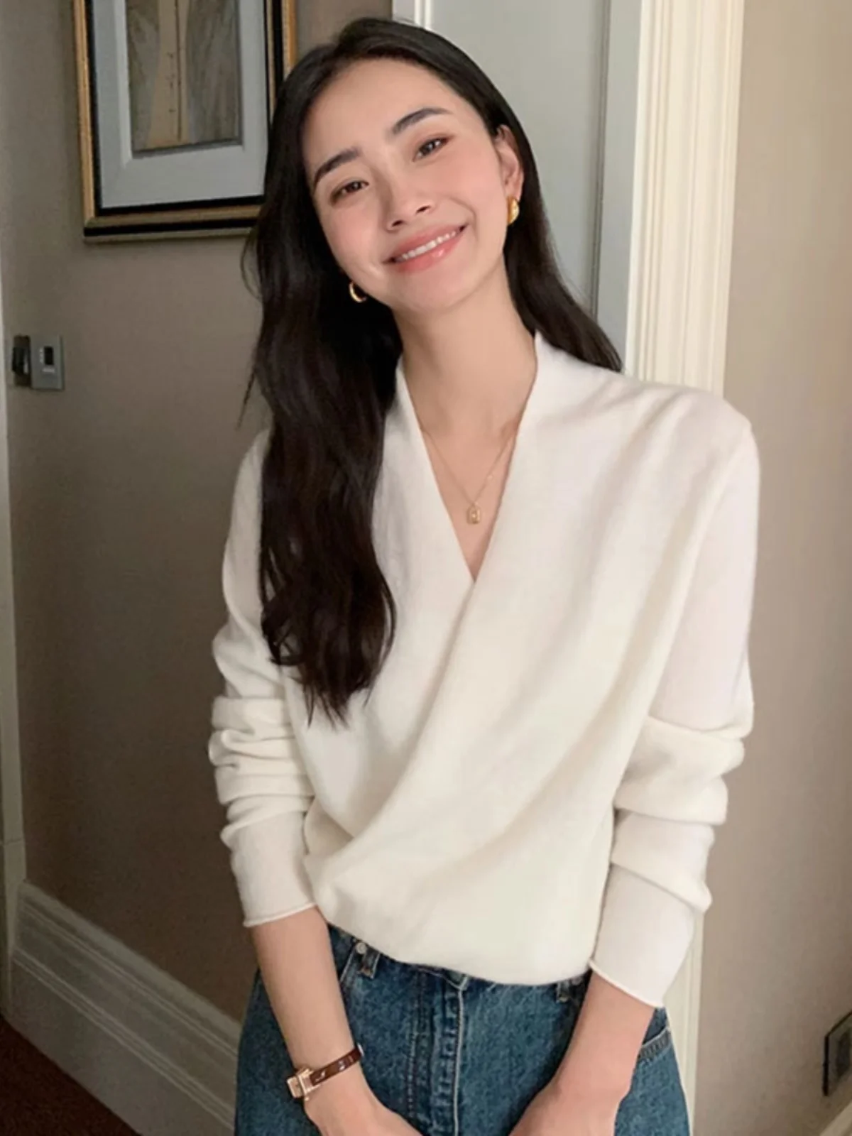 Loose Women's V-Neck Knitwear Cross Design Low-Neck Base Shirt Inner Wear Autumn Winter Comfortable Breathable Fashionable
Loose Women's V-Neck Knitwear Cross Design Low-Neck Base Shirt Inner Wear Autumn Winter Comfortable Breathable Fashionable