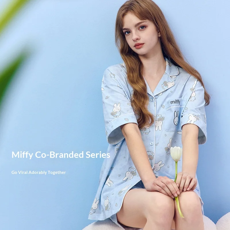 Комплект пижамы Miffy Collab 2026: летний домашний костюм для женщин из хлопка и спандекса с коротким рукавом и шортами, с полным принтом
Комплект пижамы Miffy Collab 2026: летний домашний костюм для женщин из хлопка и спандекса с коротким рукавом и шортами, с полным принтом