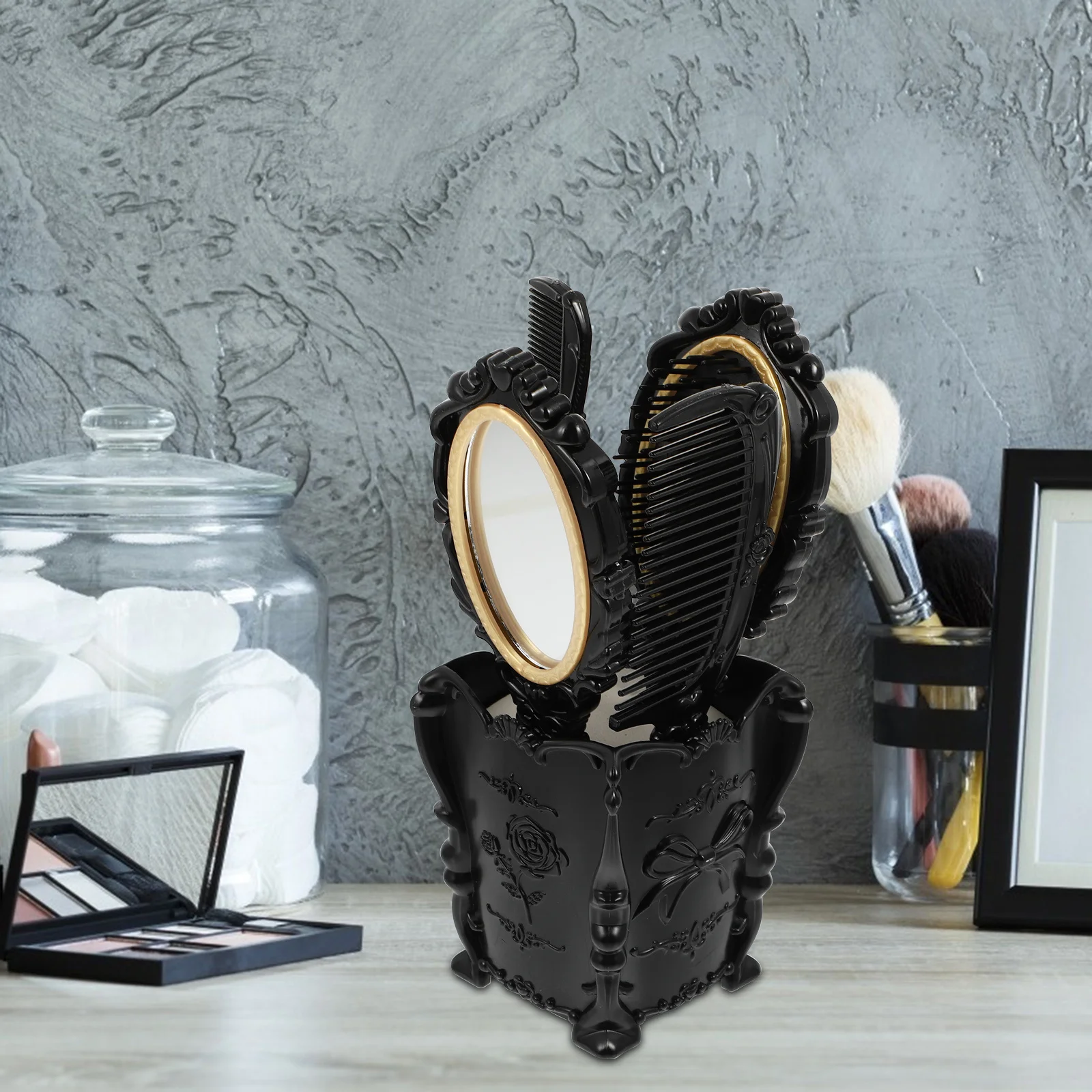 Набор из 5 расчесок и щеток для волос с контейнером для хранения кистей для макияжа, карандашей для бровей, органайзер для рабочего стола, декоративный элемент для туалетного столика
Набор из 5 расчесок и щеток для волос с контейнером для хранения кистей для макияжа, карандашей для бровей, органайзер для рабочего стола, декоративный элемент для туалетного столика