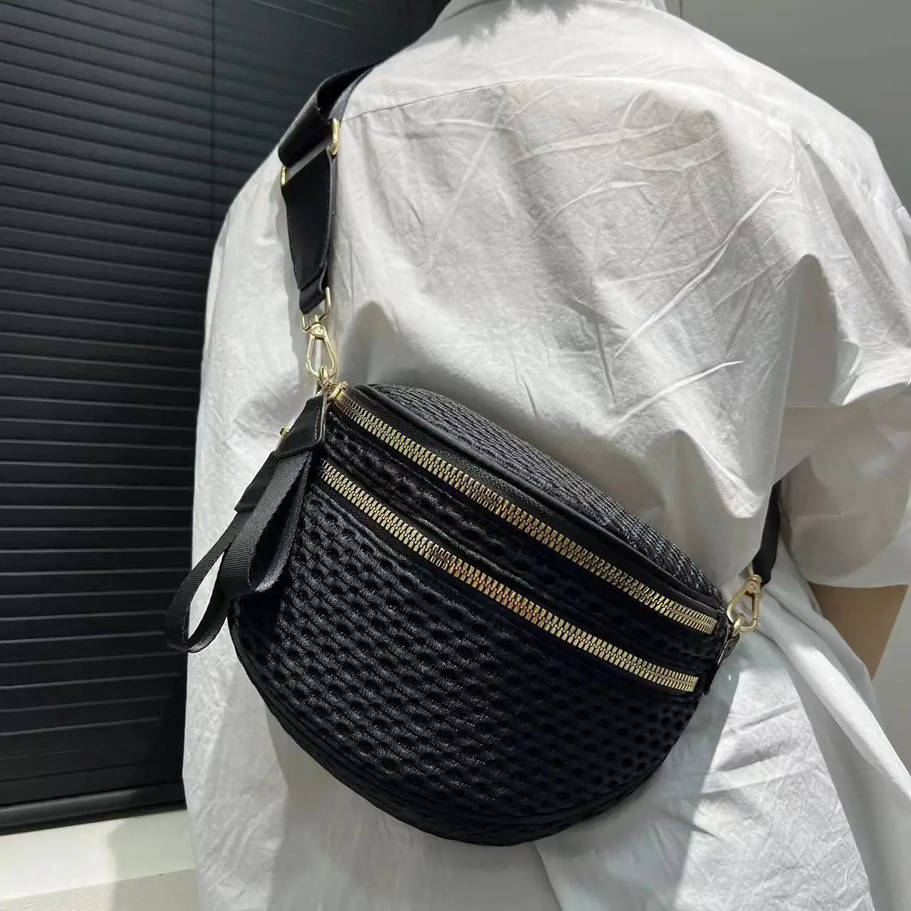 Ladies' Fashionable Mesh Lightweight Crossbody Bag with Multiple Zippers, Casual and Versatile Crossbody Single Shoulder Handbag
Ladies' Fashionable Mesh Lightweight Crossbody Bag with Multiple Zippers, Casual and Versatile Crossbody Single Shoulder Handbag