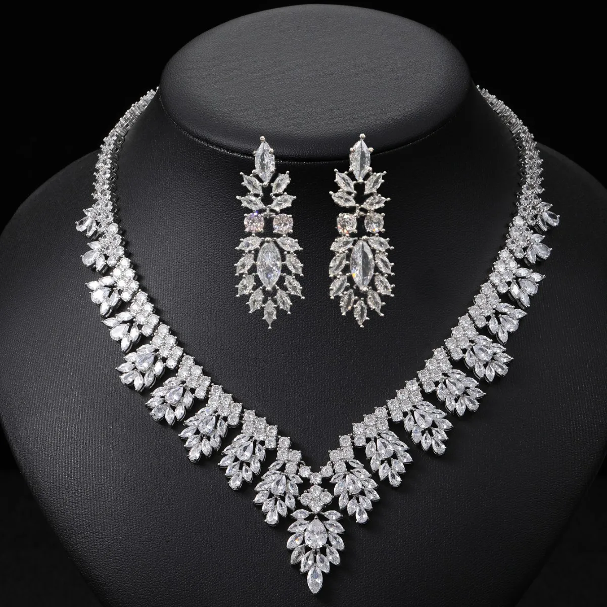classy zirconia jewelry set necklace earrings white leaf plant pendant luxury shiny jewelry women dinner party wedding gift
classy zirconia jewelry set necklace earrings white leaf plant pendant luxury shiny jewelry women dinner party wedding gift